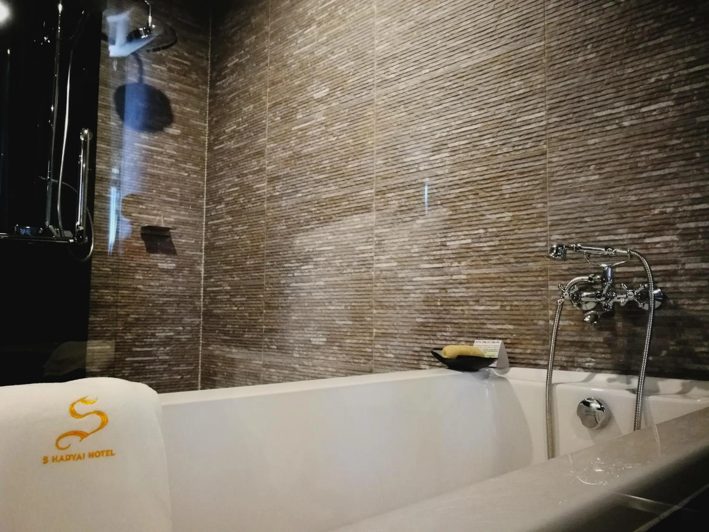 Bathroom in S Hadyai Hotel