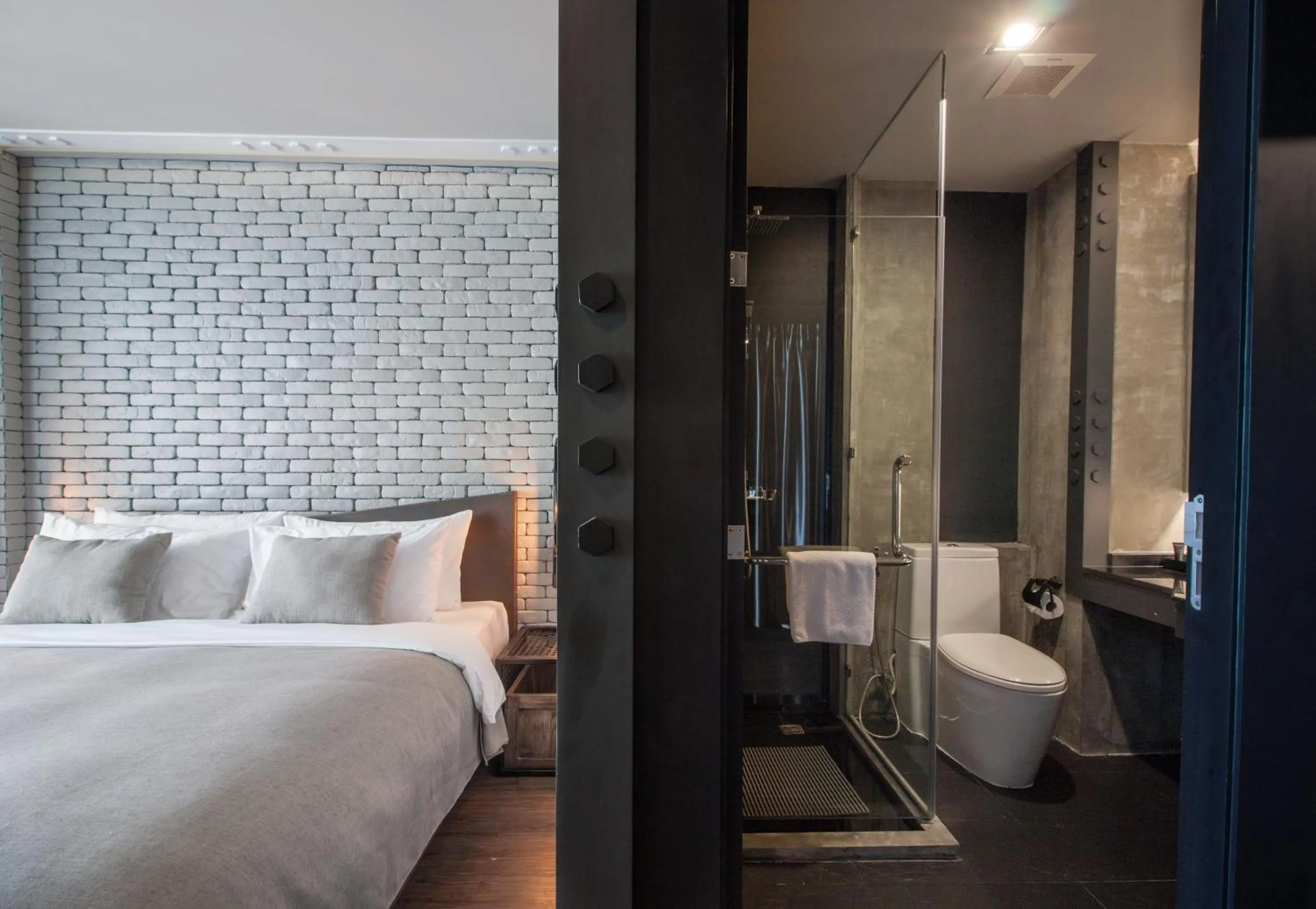 Shower, Bed in S Hadyai Hotel