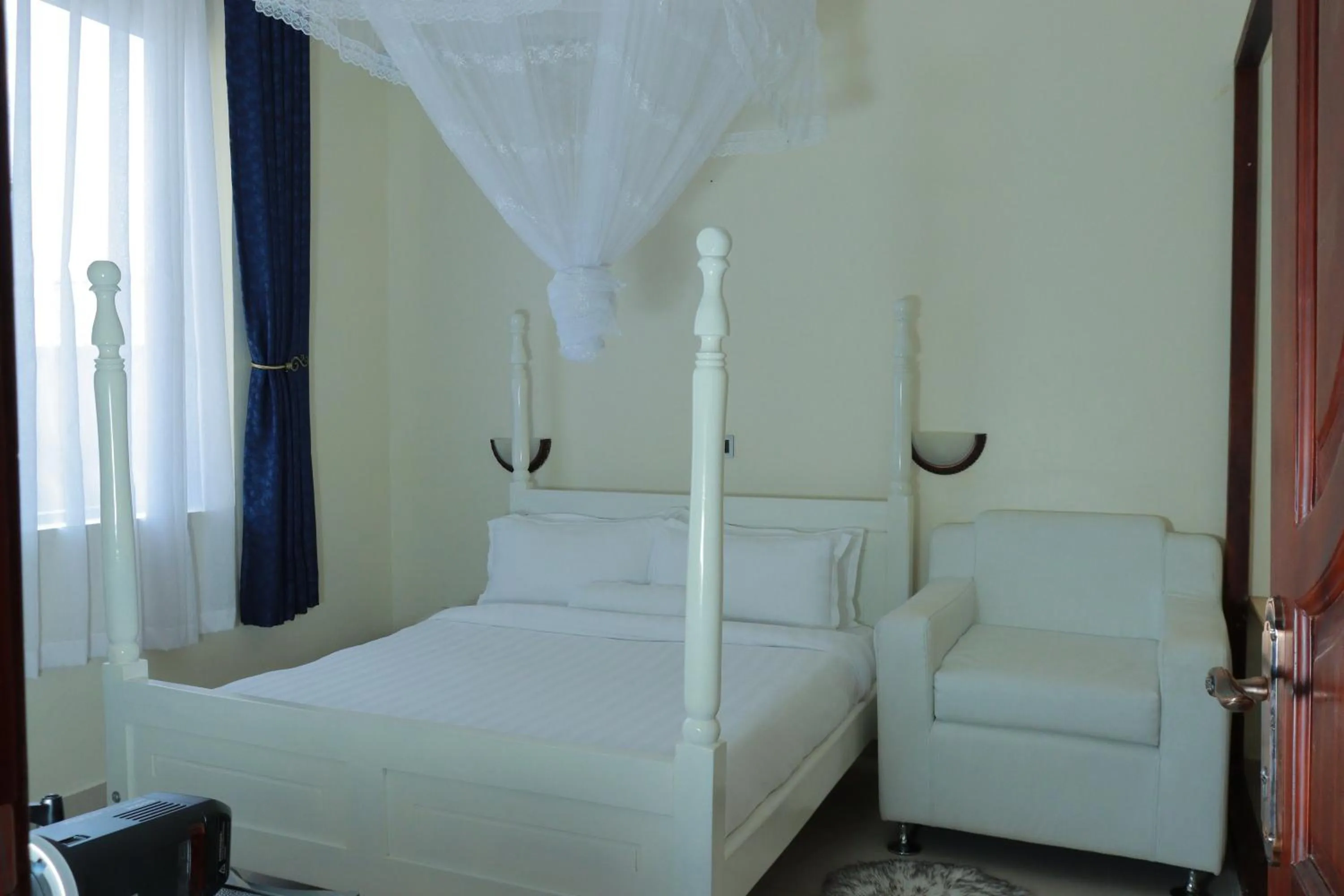 Photo of the whole room, Bed in Mowicribs Hotel and Spa