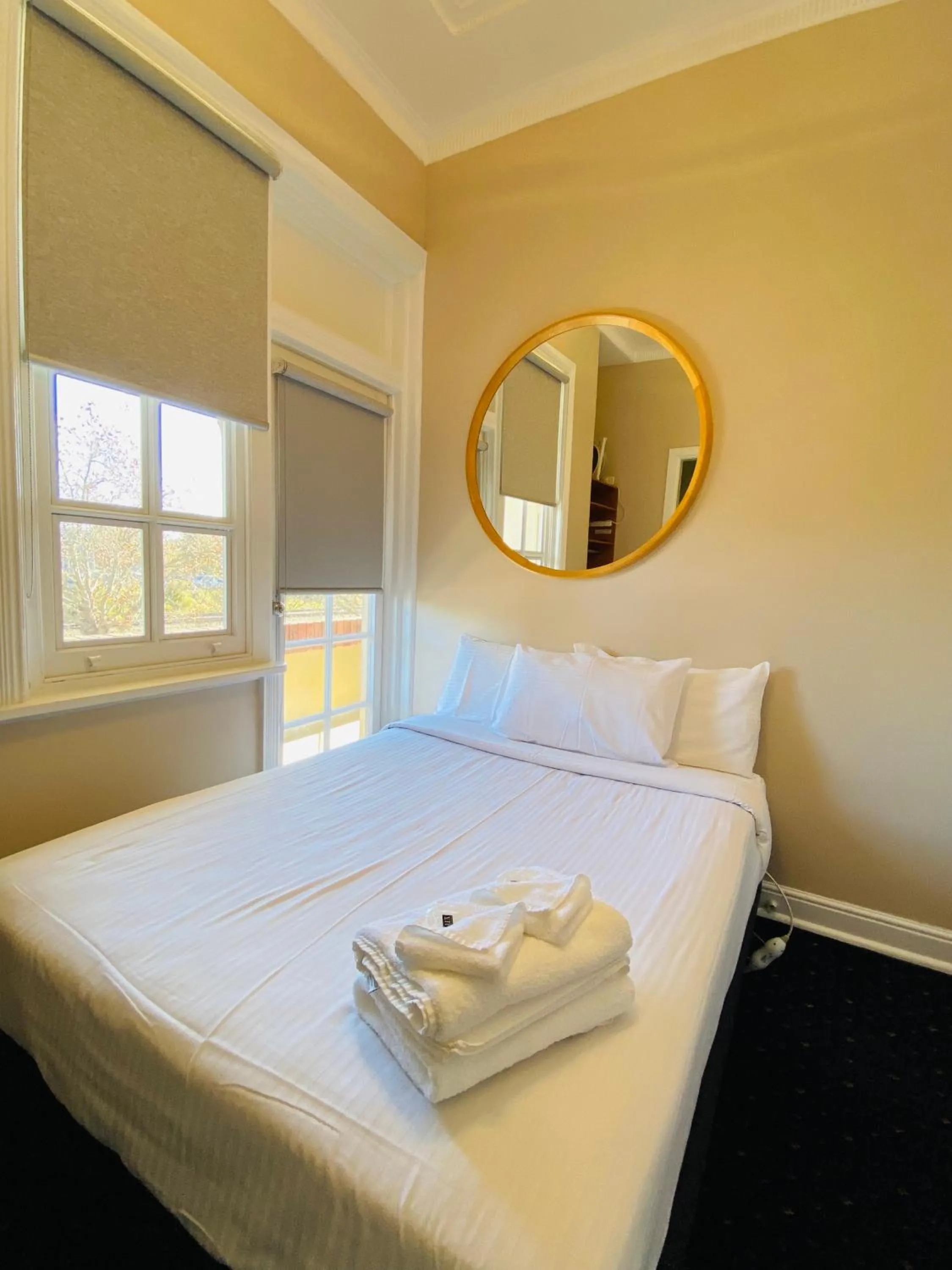 Property building, Bed in Gardners Inn Hotel