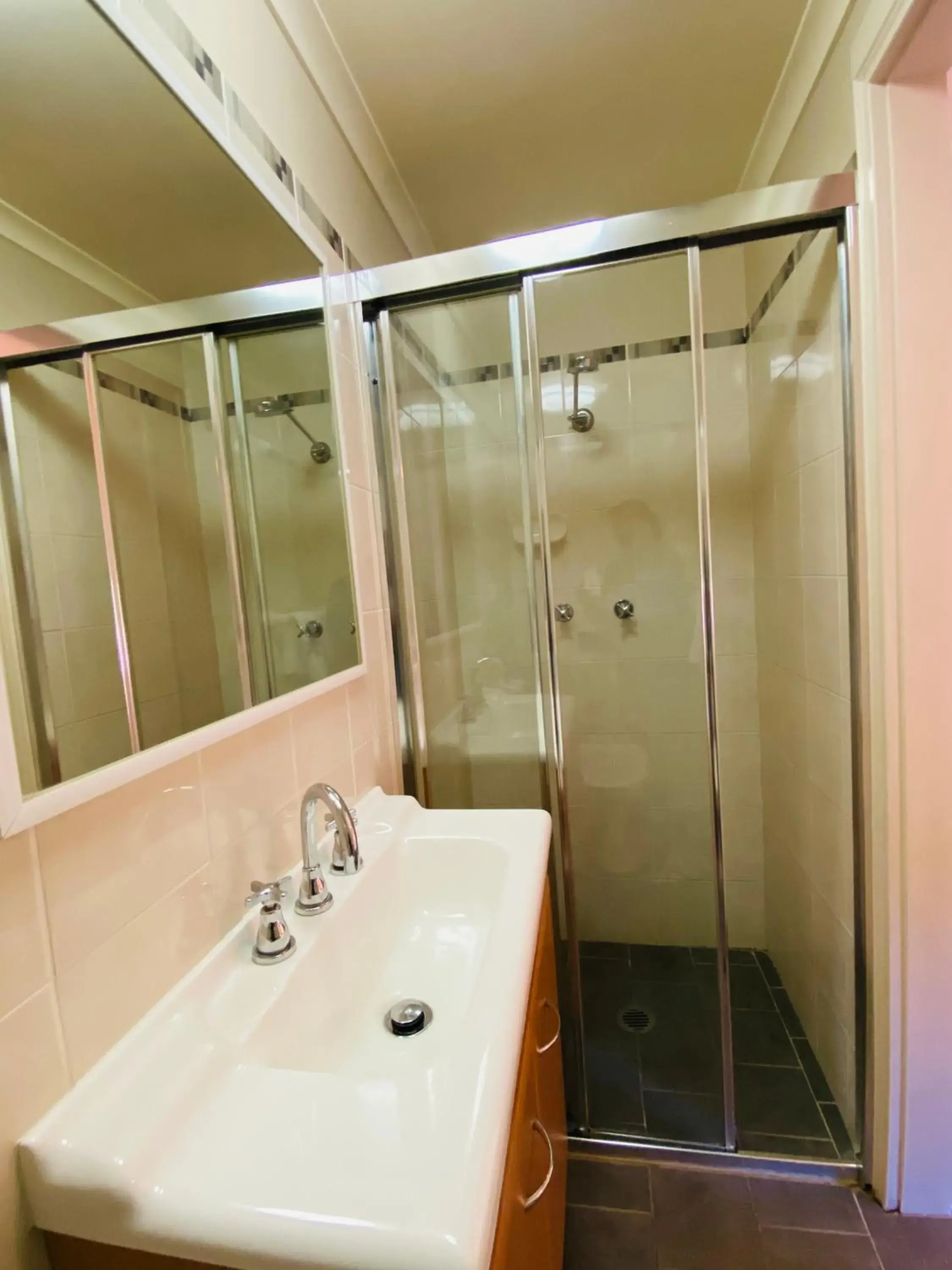Twin Room with Private Bathroom in Gardners Inn Hotel Twin Room with Private Bathroom in Gardners Inn Hotel