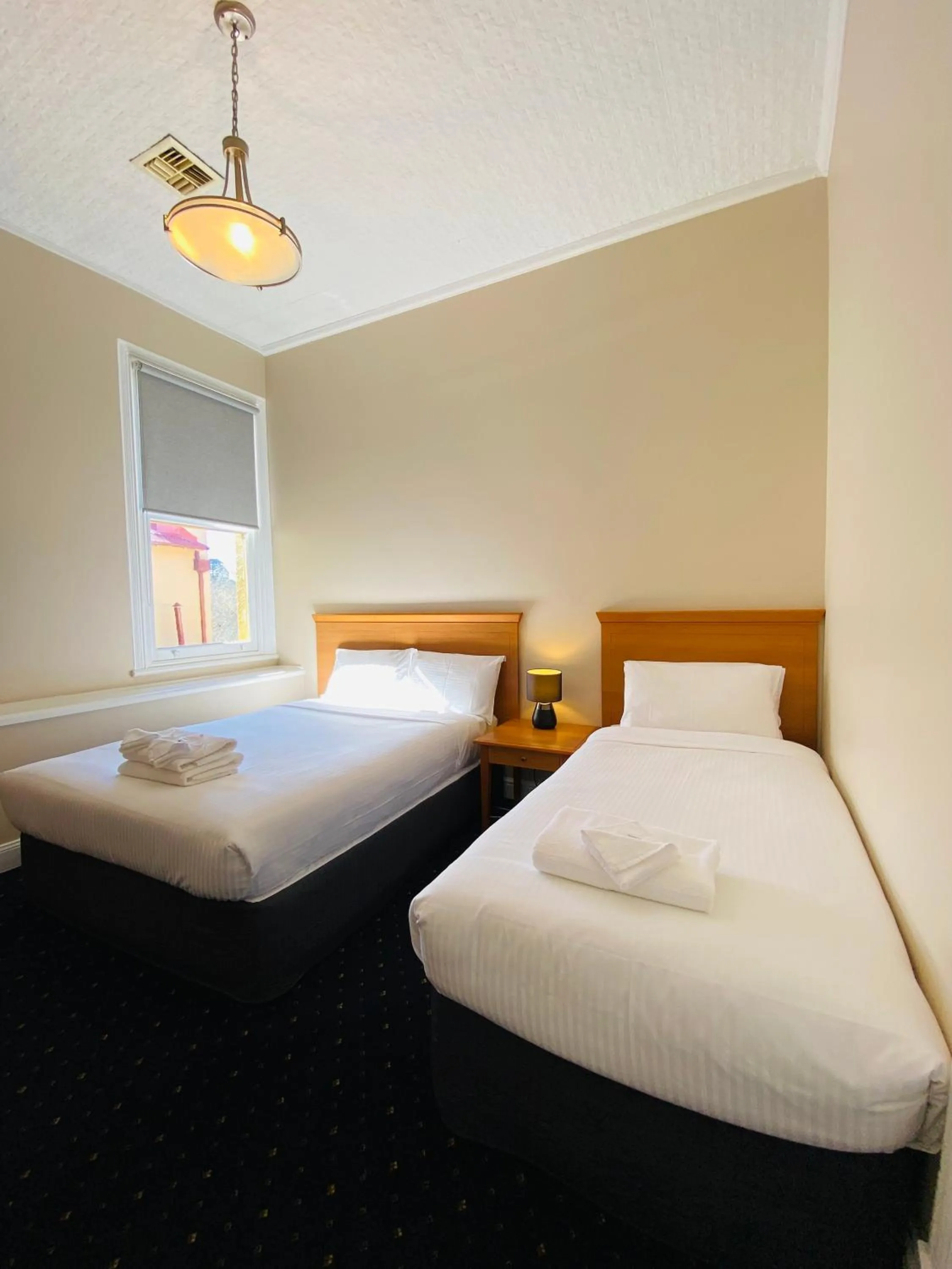 Property building, Bed in Gardners Inn Hotel