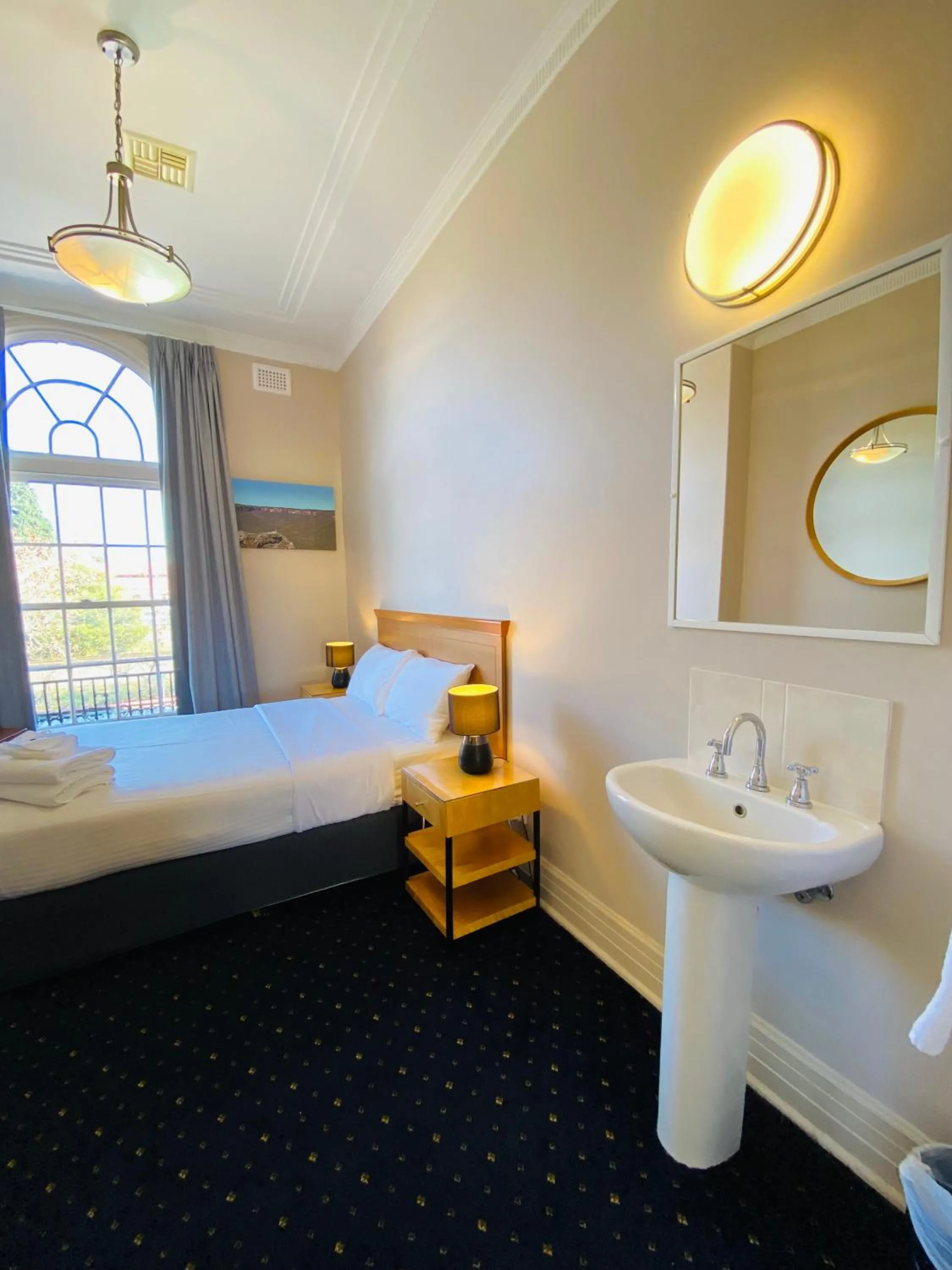 Property building, Bed in Gardners Inn Hotel