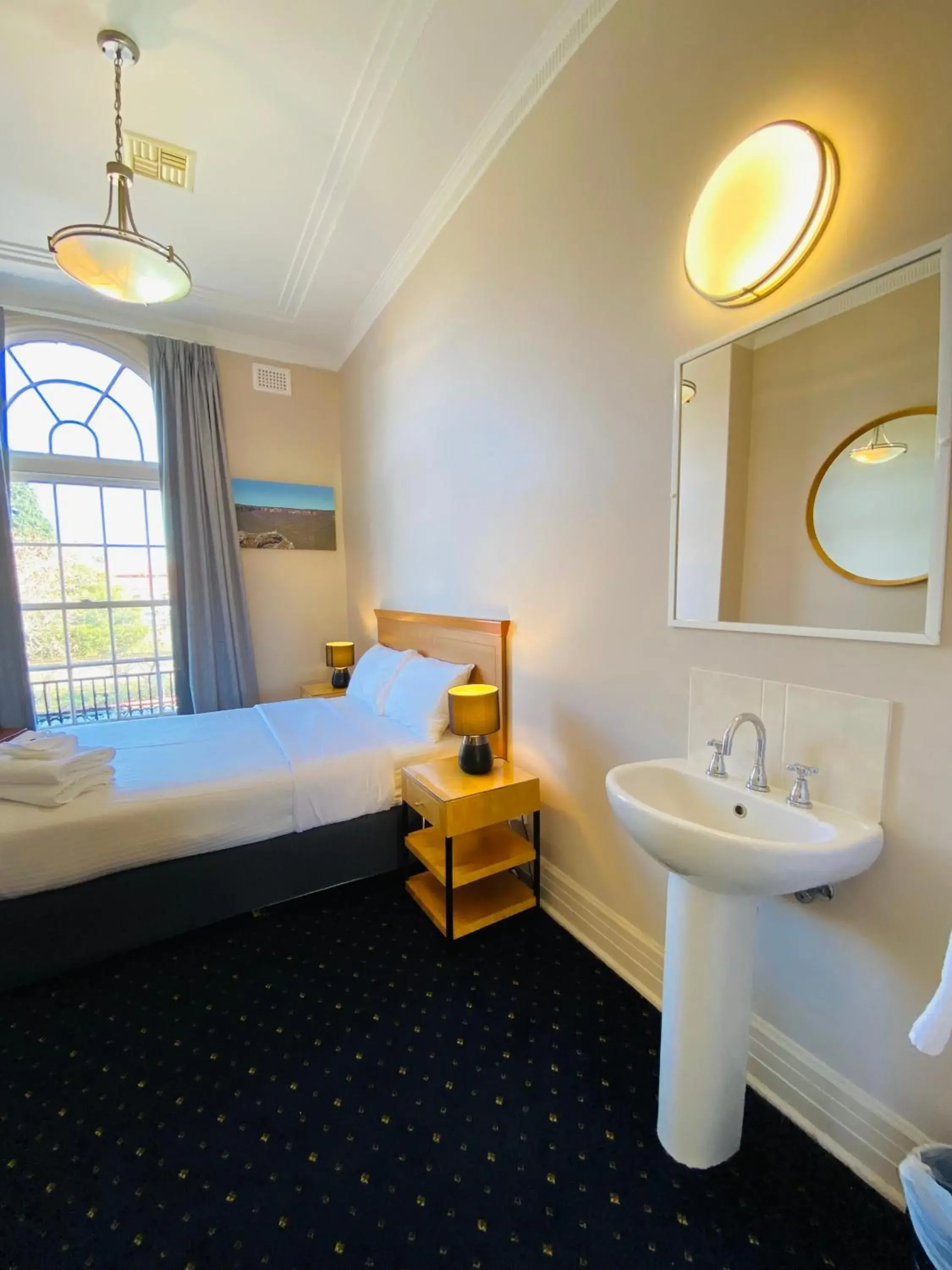 Property building, Bed in Gardners Inn Hotel Property building, Bed in Gardners Inn Hotel