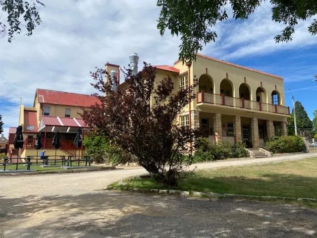 Property building in Gardners Inn Hotel