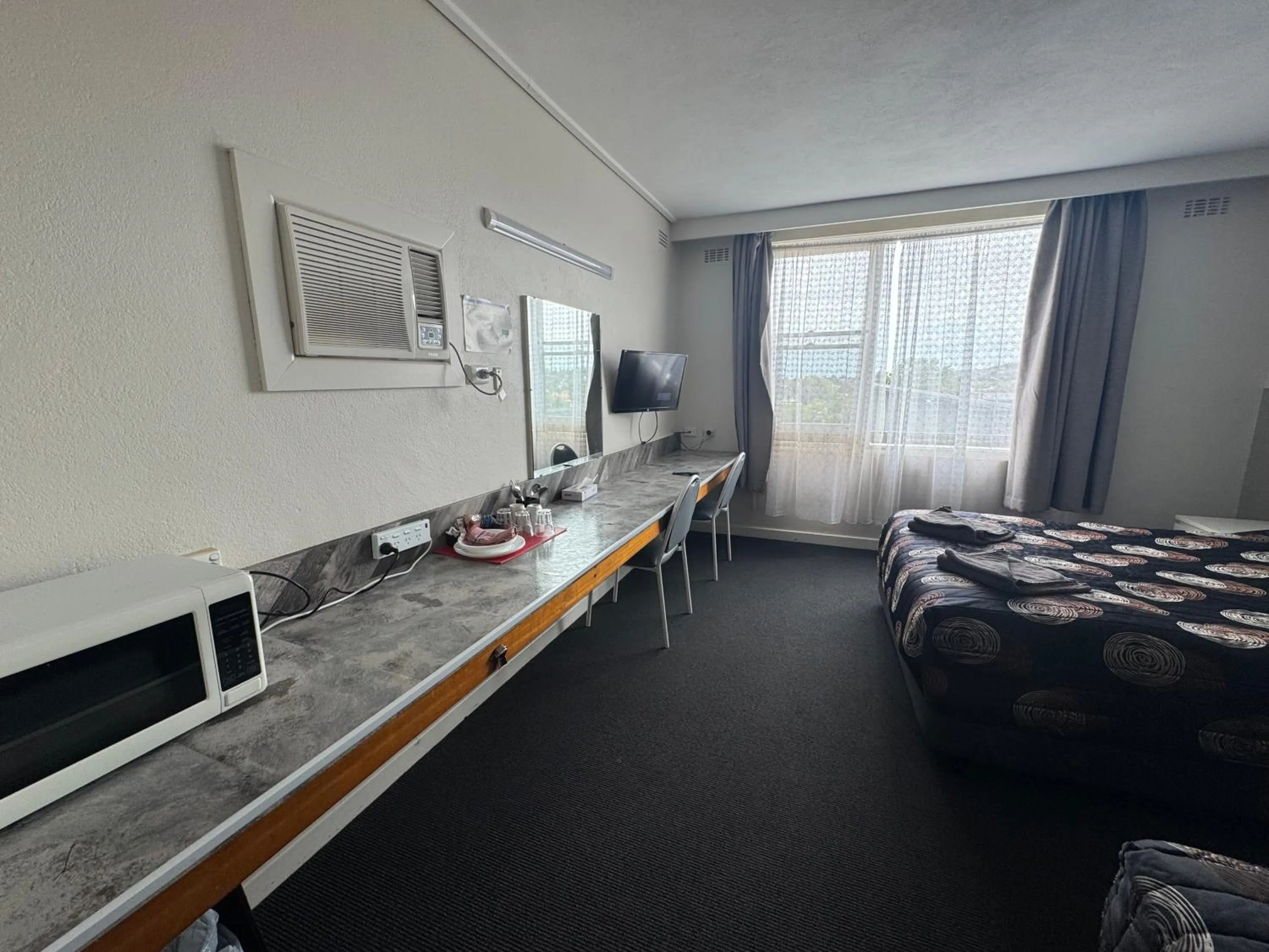 Bed in Blue Lake Motel