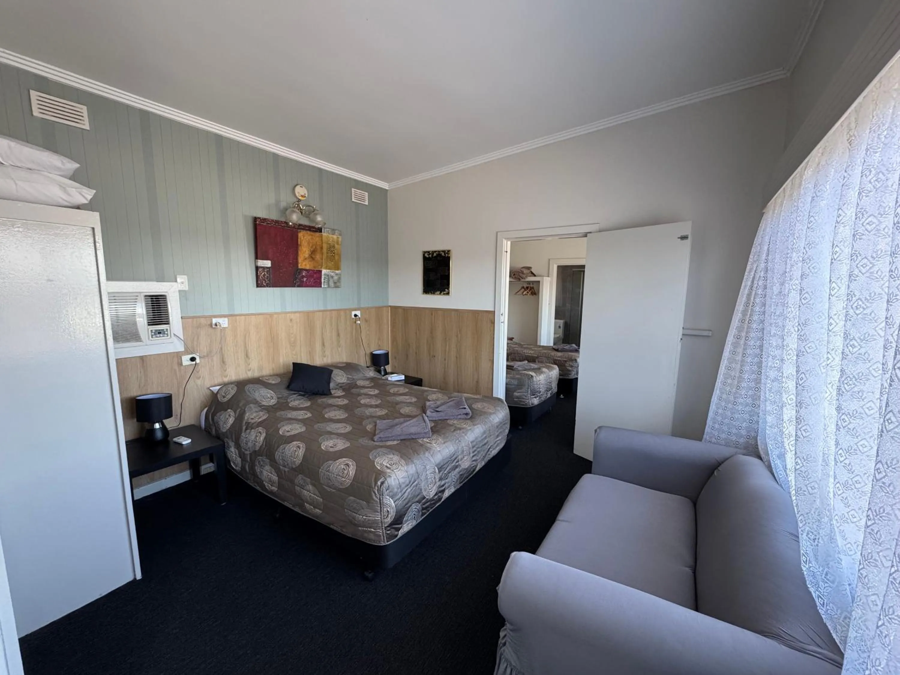 Bed in Blue Lake Motel