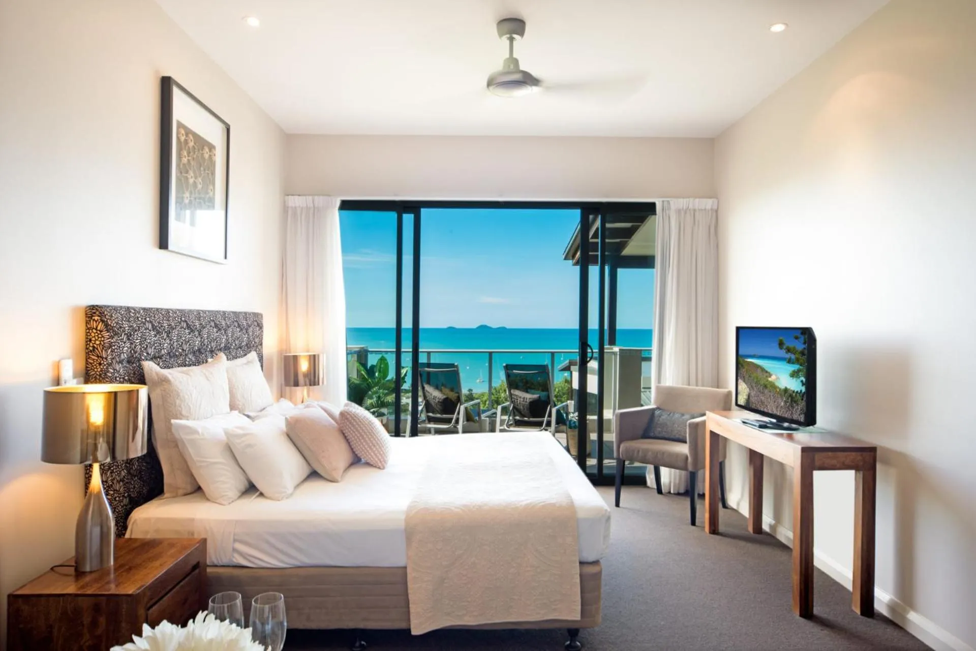Bed in Oscar's View - Airlie Beach