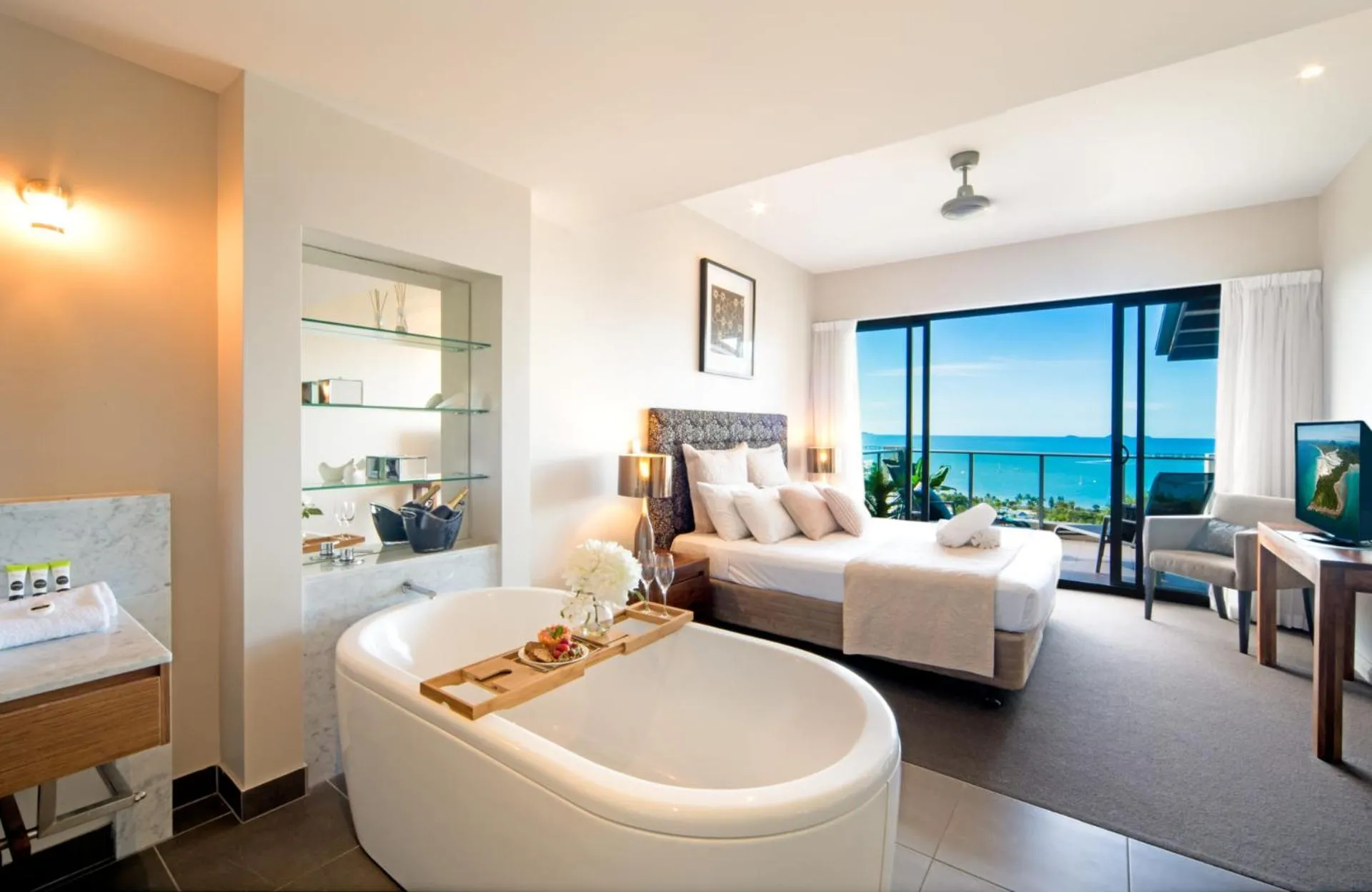Bed in Oscar's View - Airlie Beach