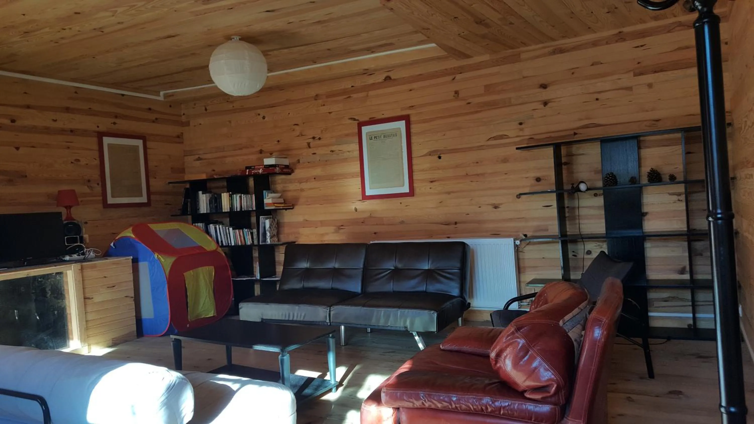 Communal lounge/ TV room in Relais des castors