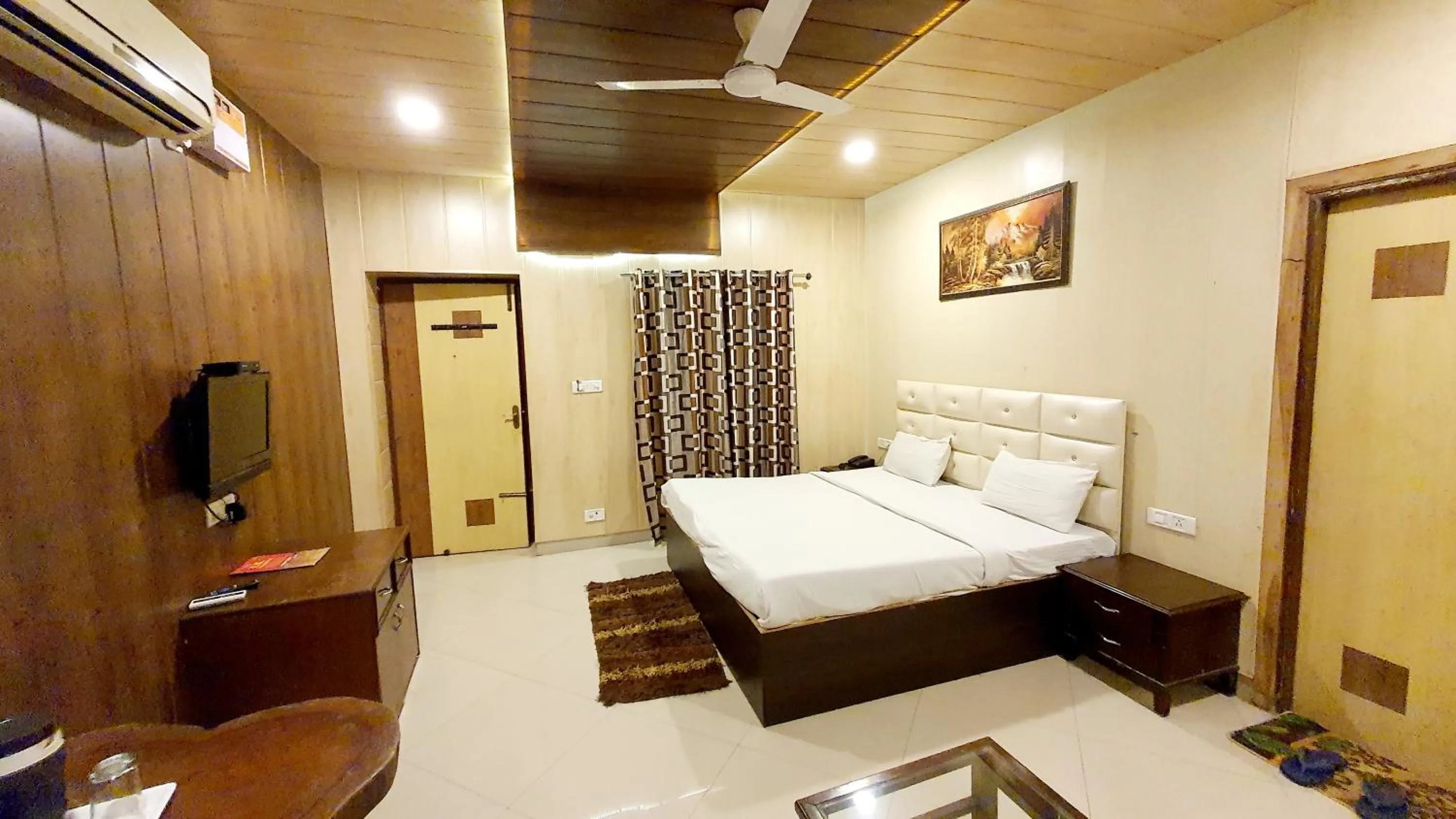 Bedroom, Bed in Hotel Amritsar Inn