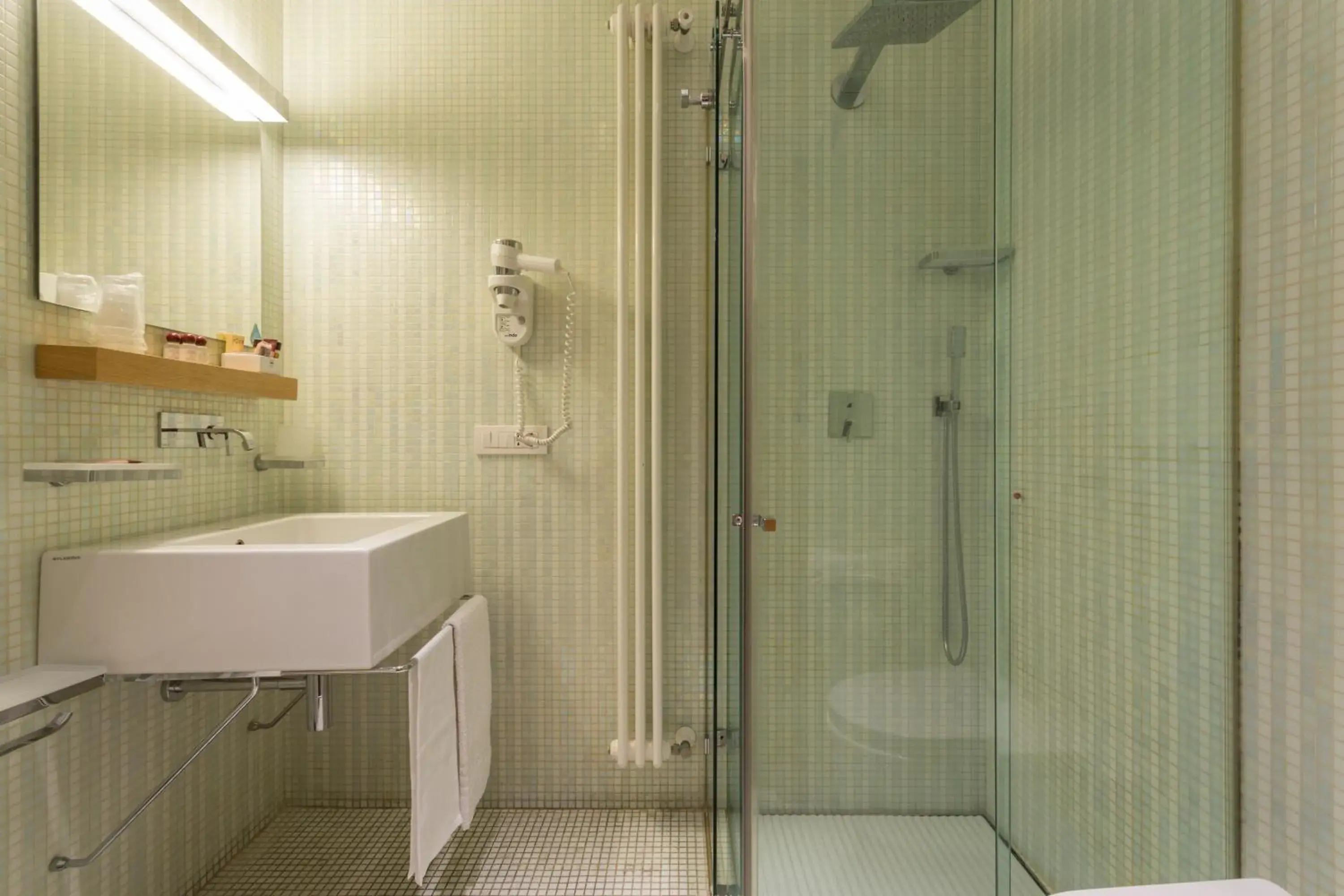 Shower, Bathroom in Hotel Novecento