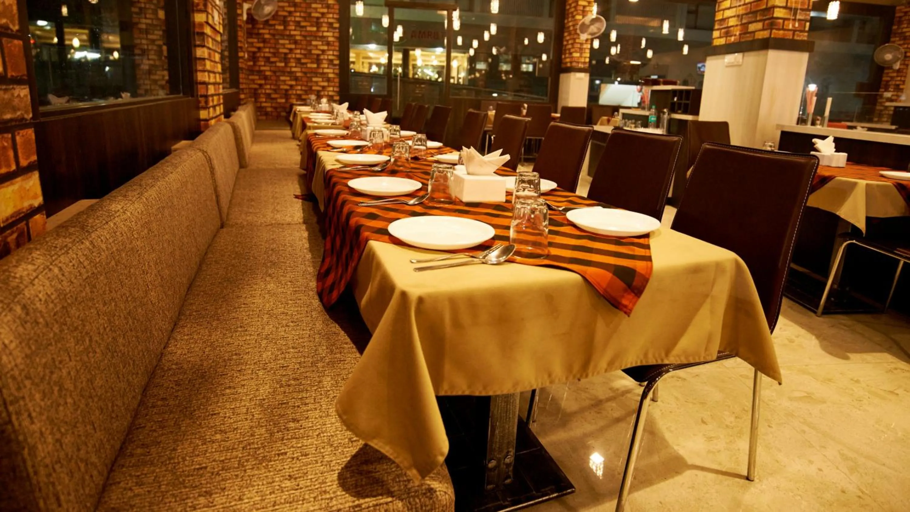 Restaurant/places to eat in Hotel Golden View