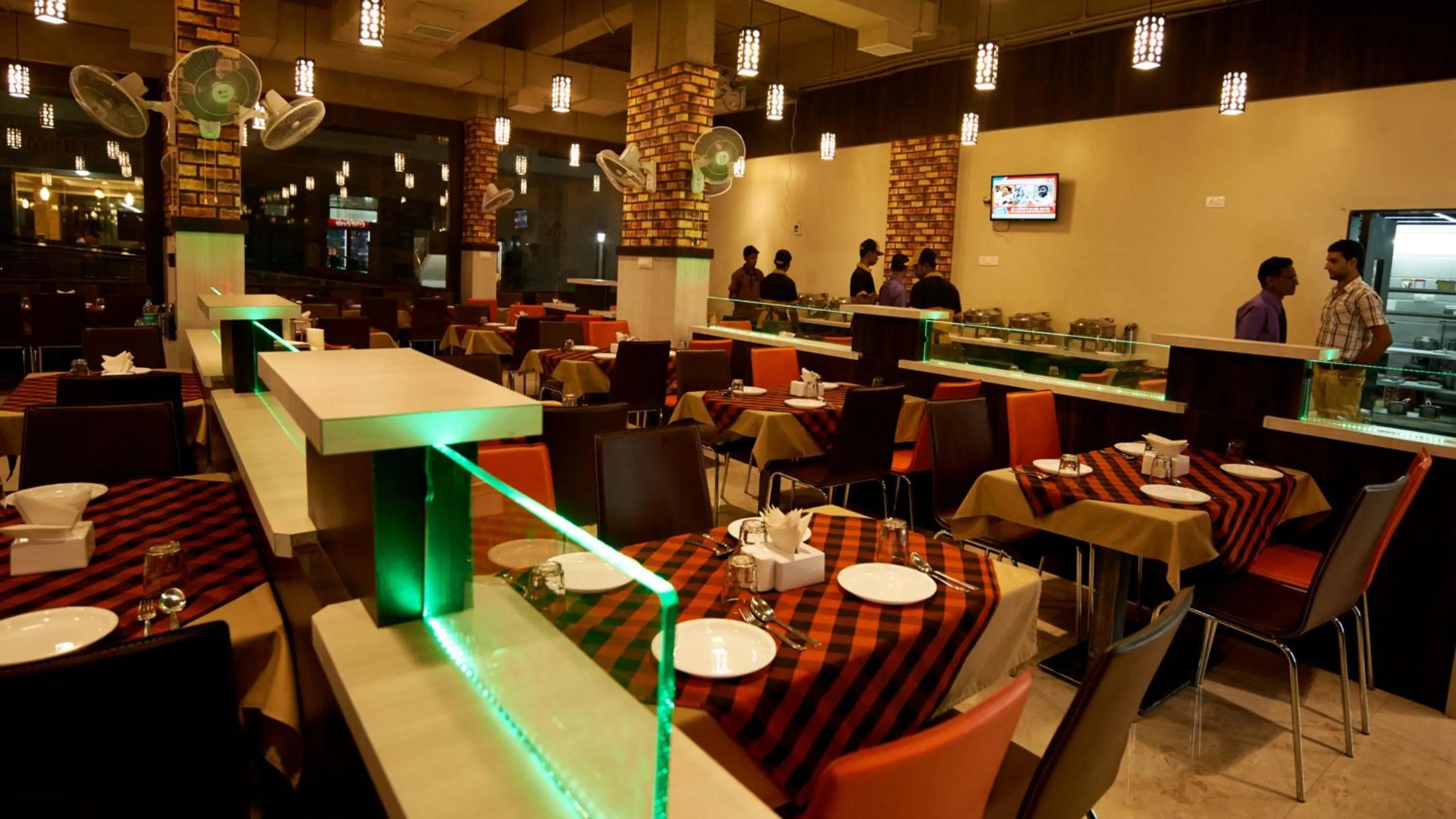 Restaurant/places to eat in Hotel Golden View