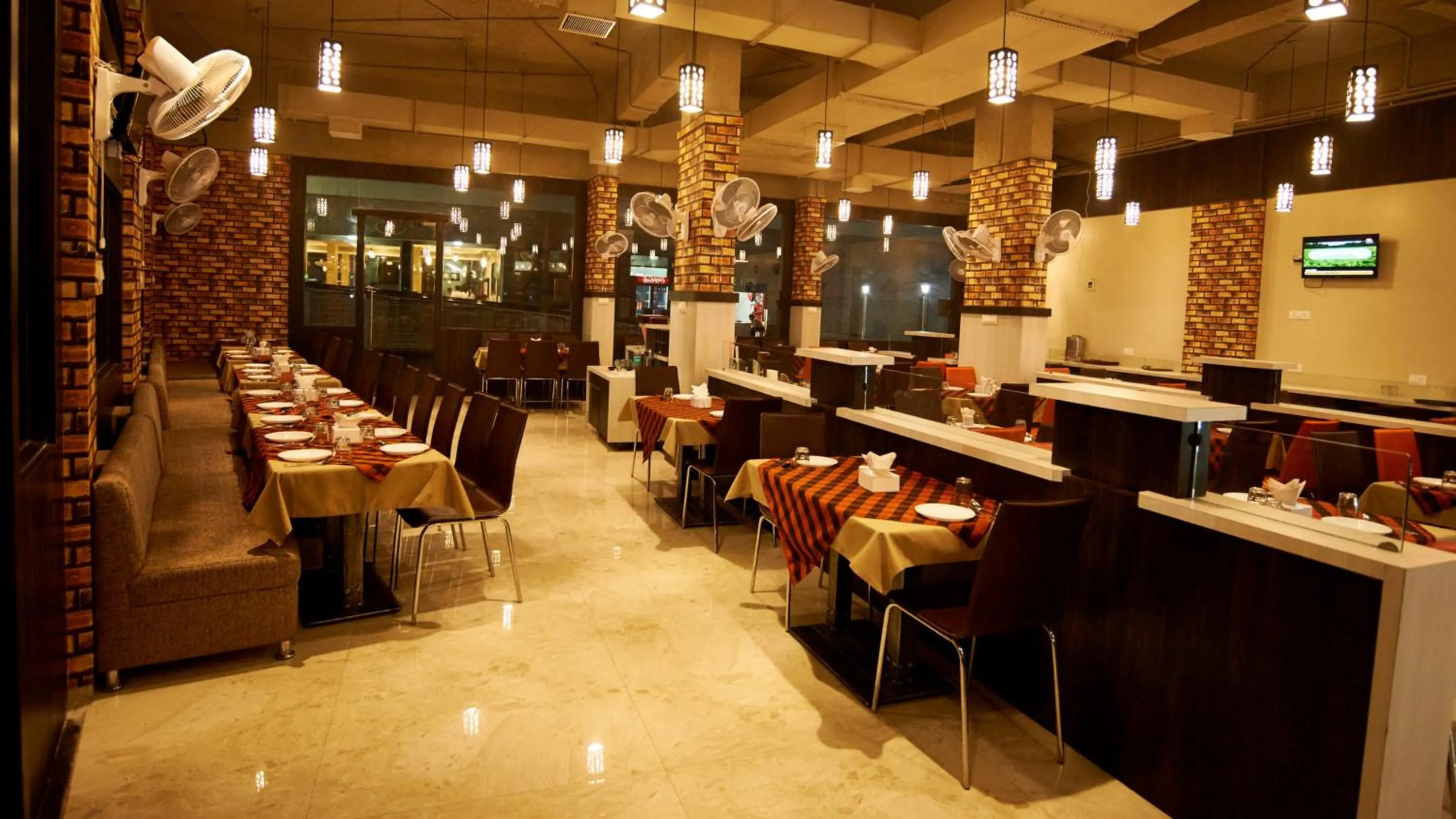 Restaurant/places to eat in Hotel Golden View