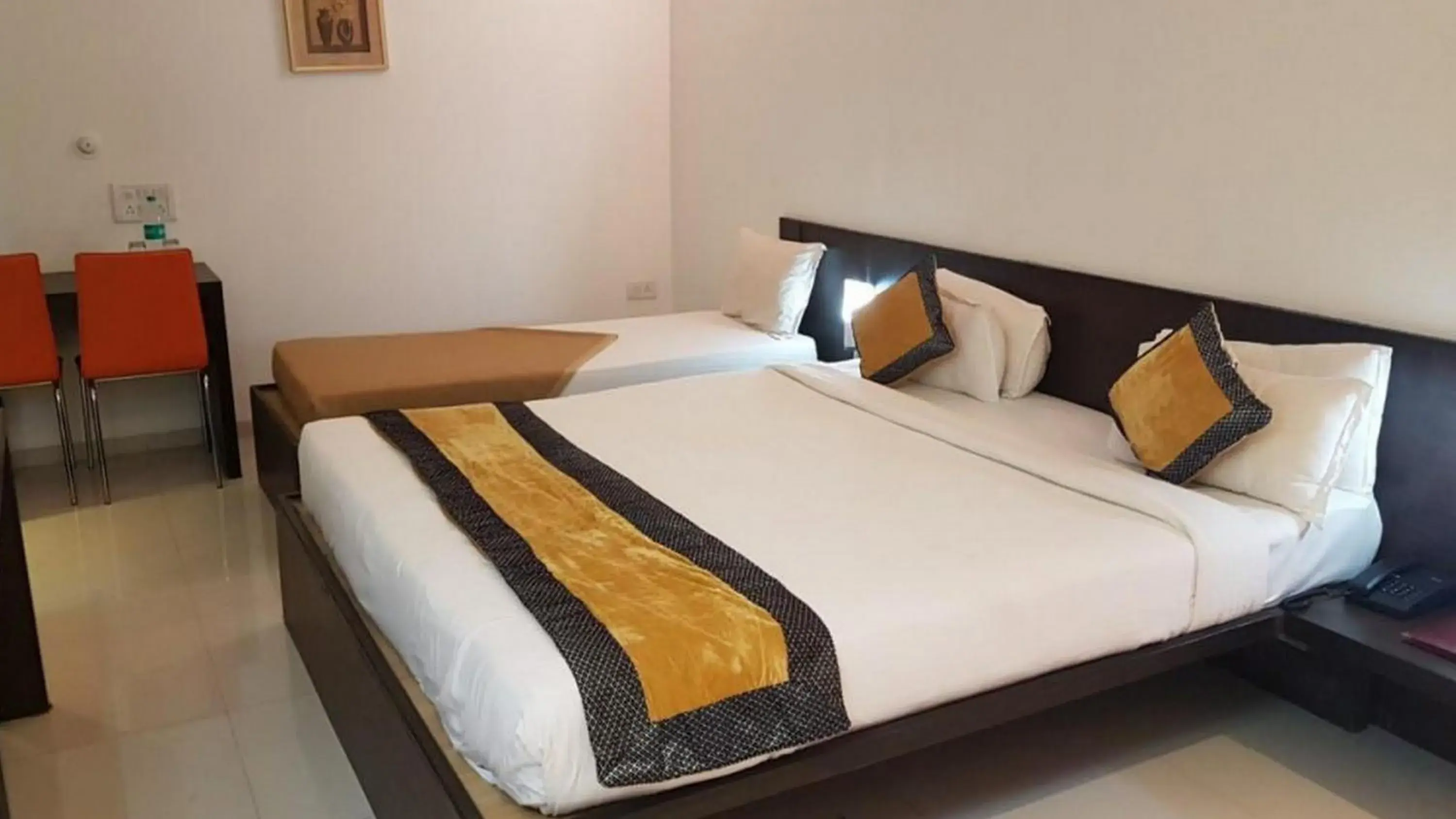 Deluxe Triple Bed AC in Hotel Golden View Deluxe Triple Bed AC in Hotel Golden View