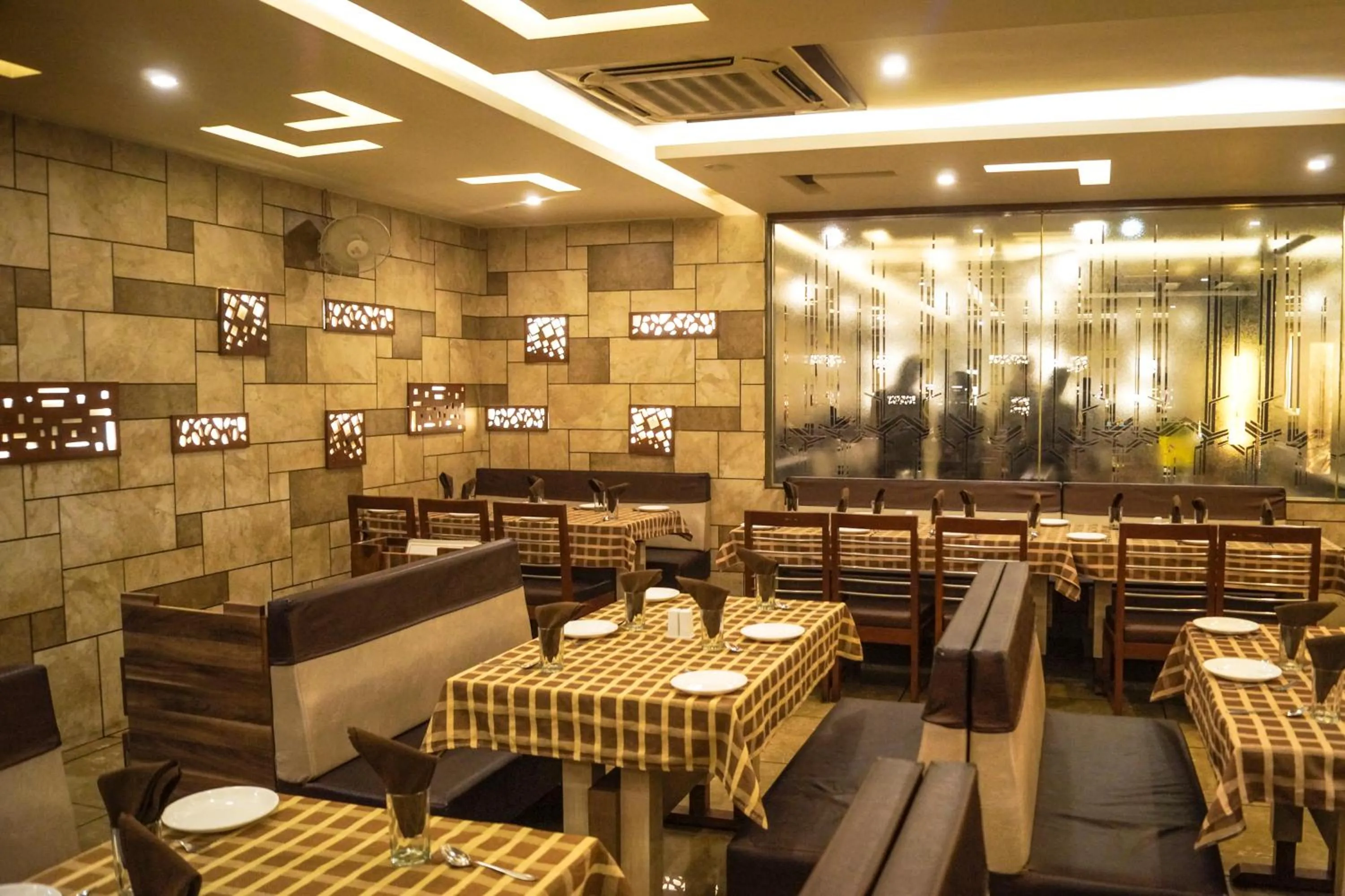 Restaurant/places to eat in Hotel Darshan SP Ring Road