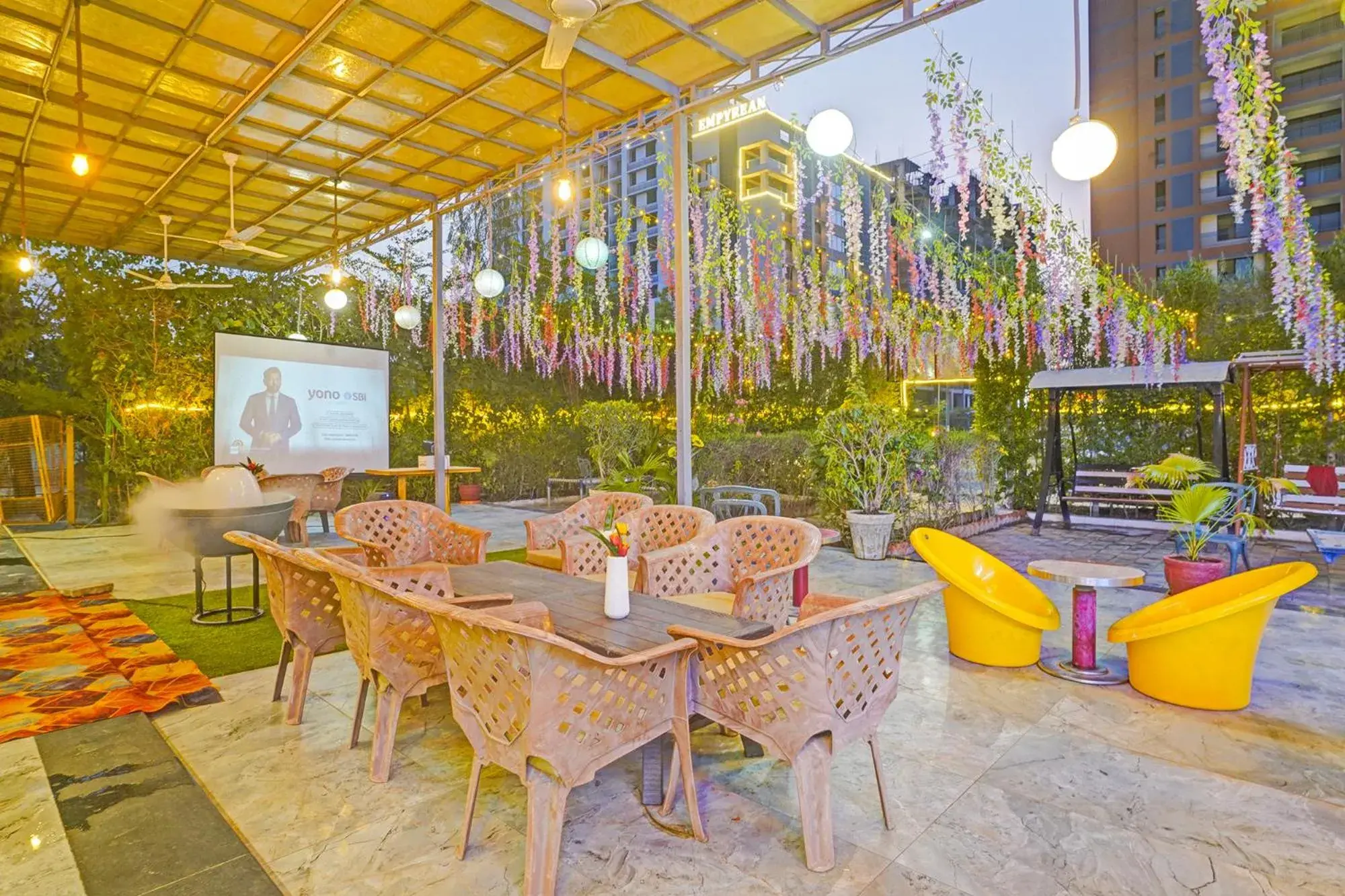 Lounge or bar in FabHotel Siddharth Inn - Nr Siddharth Bunglows Lounge or bar in FabHotel Siddharth Inn - Nr Siddharth Bunglows