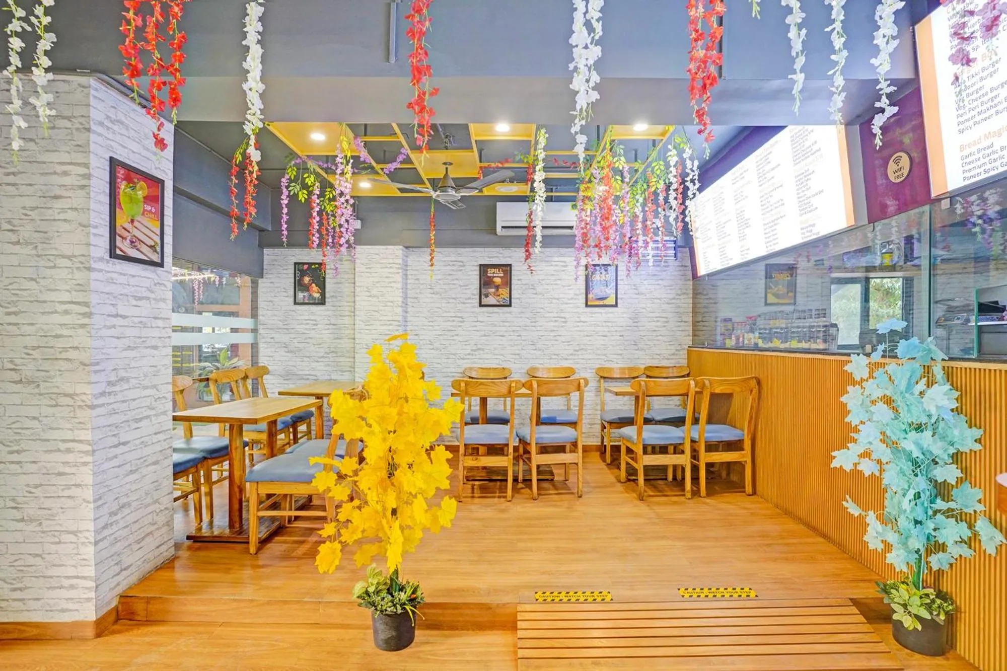 Lounge or bar in FabHotel Siddharth Inn - Nr Siddharth Bunglows