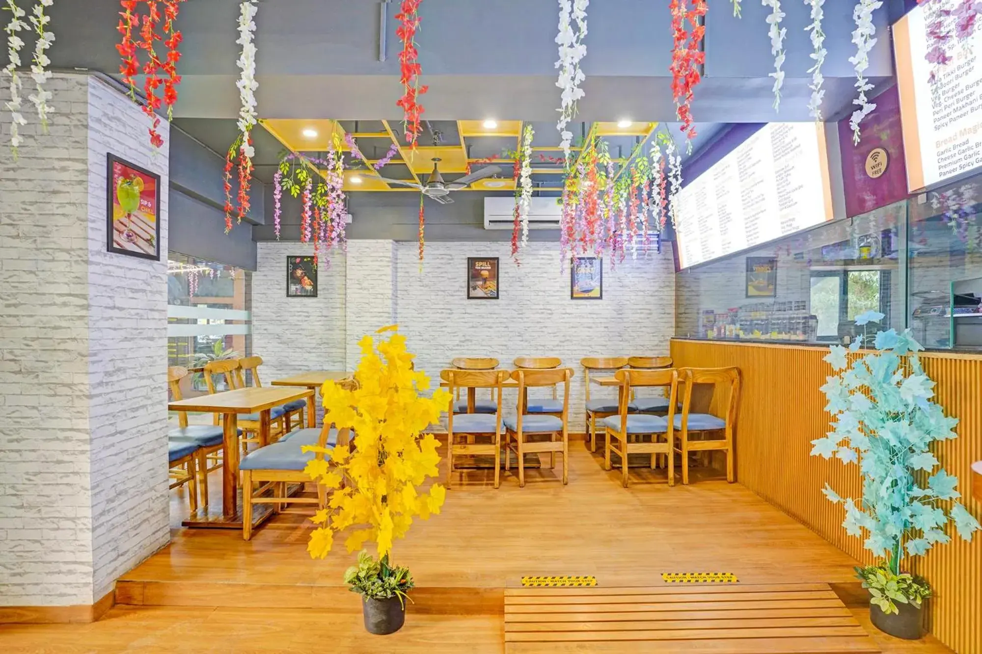 Lounge or bar in FabHotel Siddharth Inn - Nr Siddharth Bunglows Lounge or bar in FabHotel Siddharth Inn - Nr Siddharth Bunglows