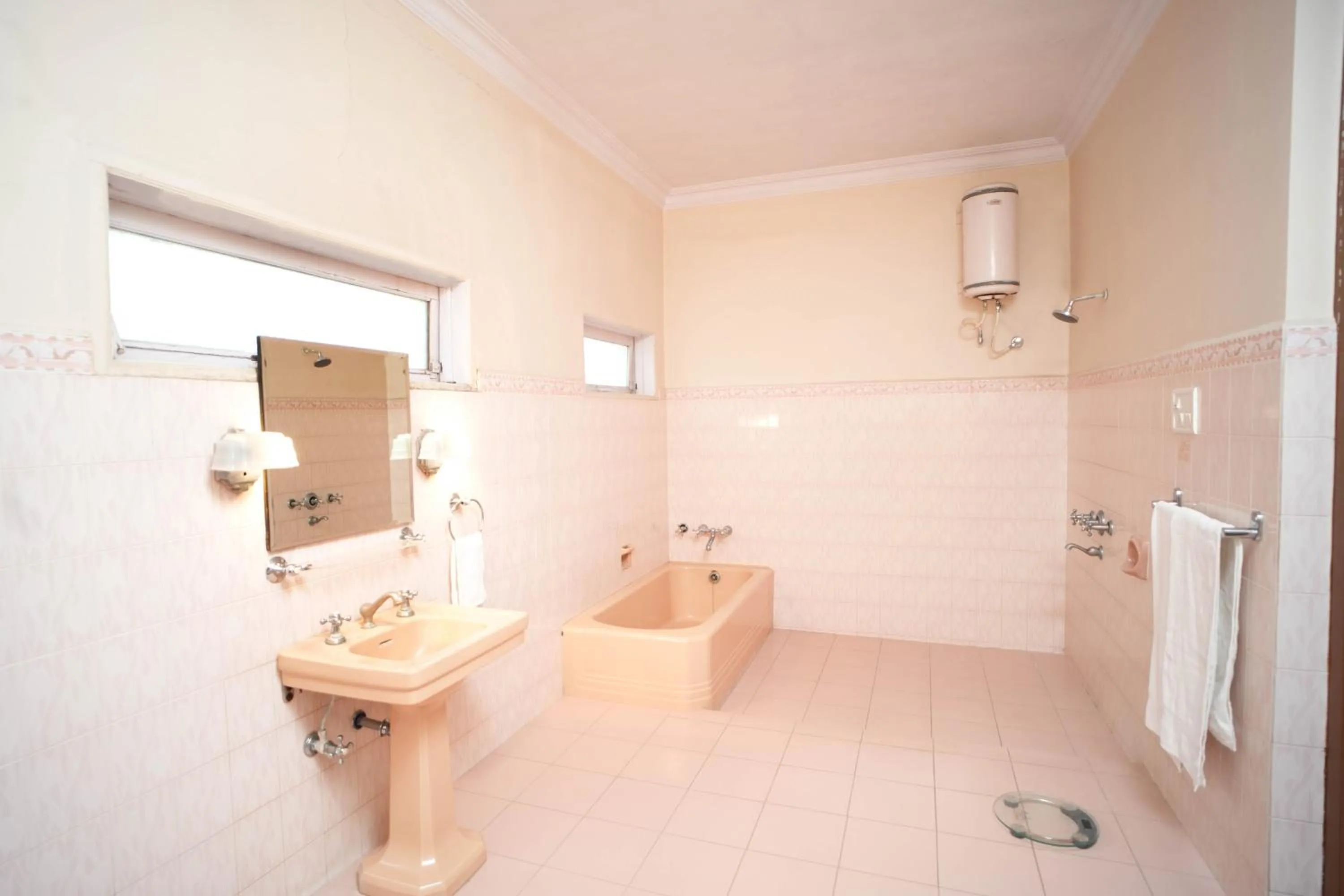 Shower in Nilambag Palace Hotel