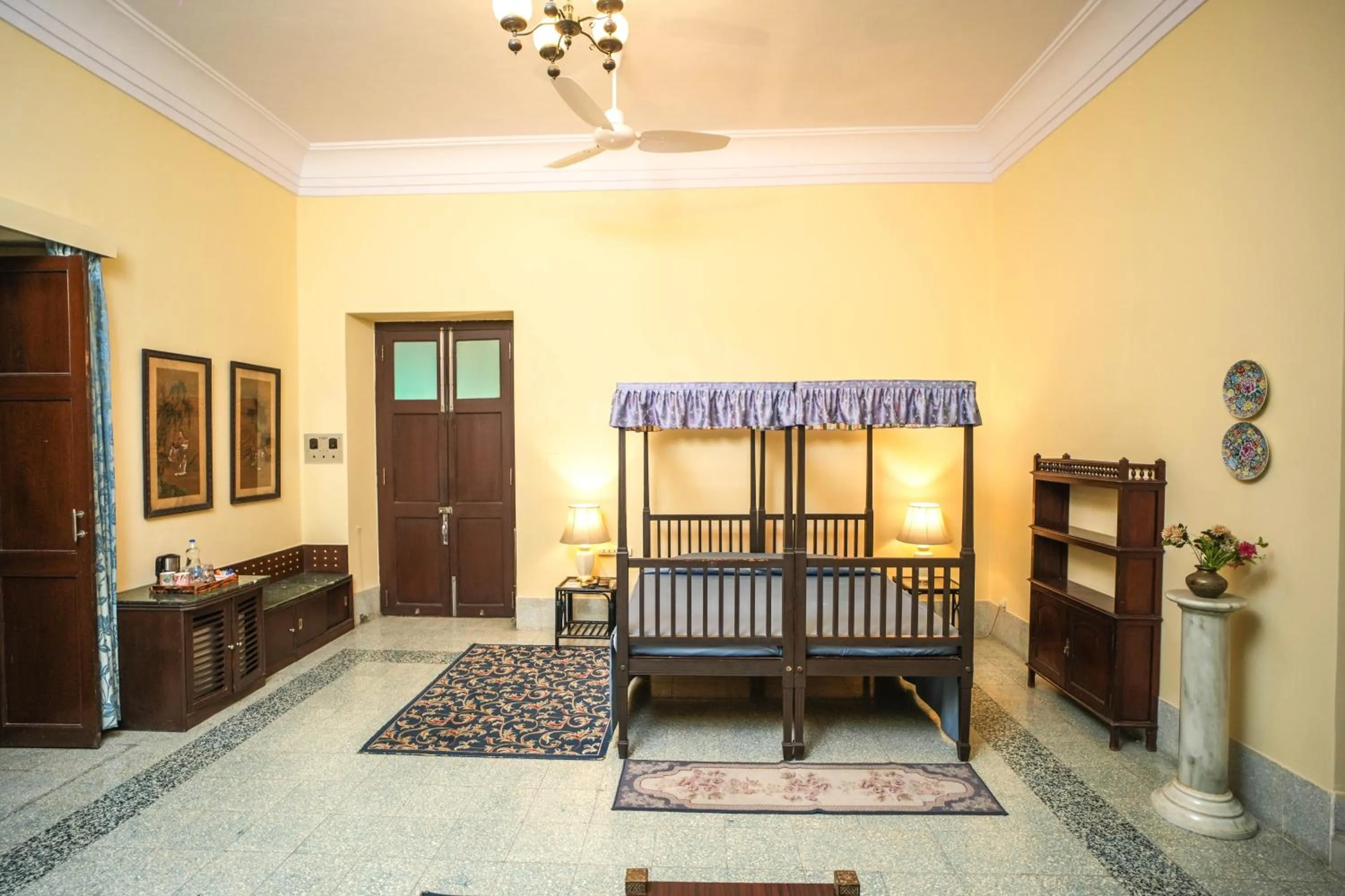 Bed in Nilambag Palace Hotel