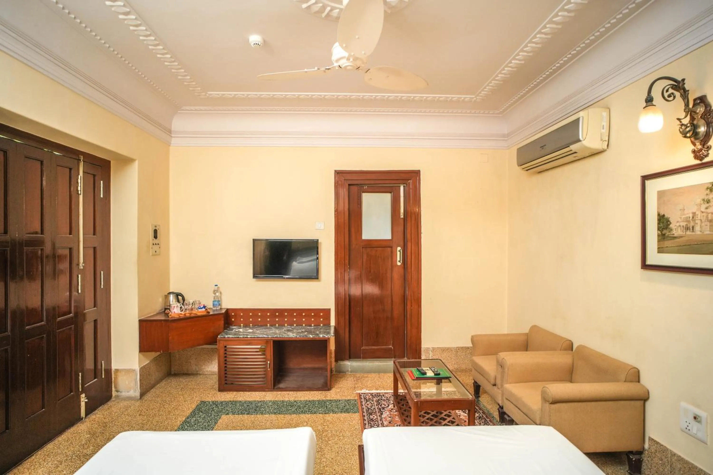 Bed in Nilambag Palace Hotel