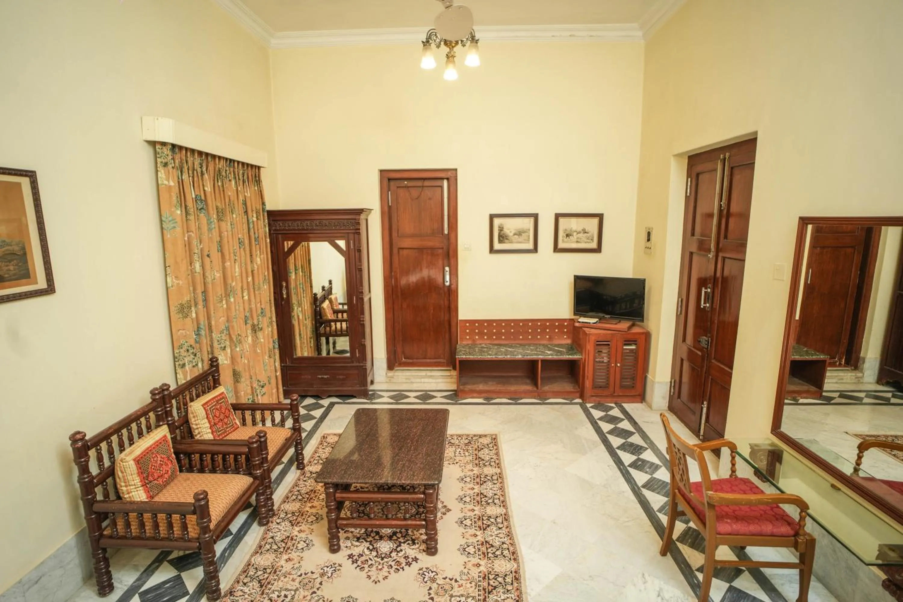 TV and multimedia in Nilambag Palace Hotel