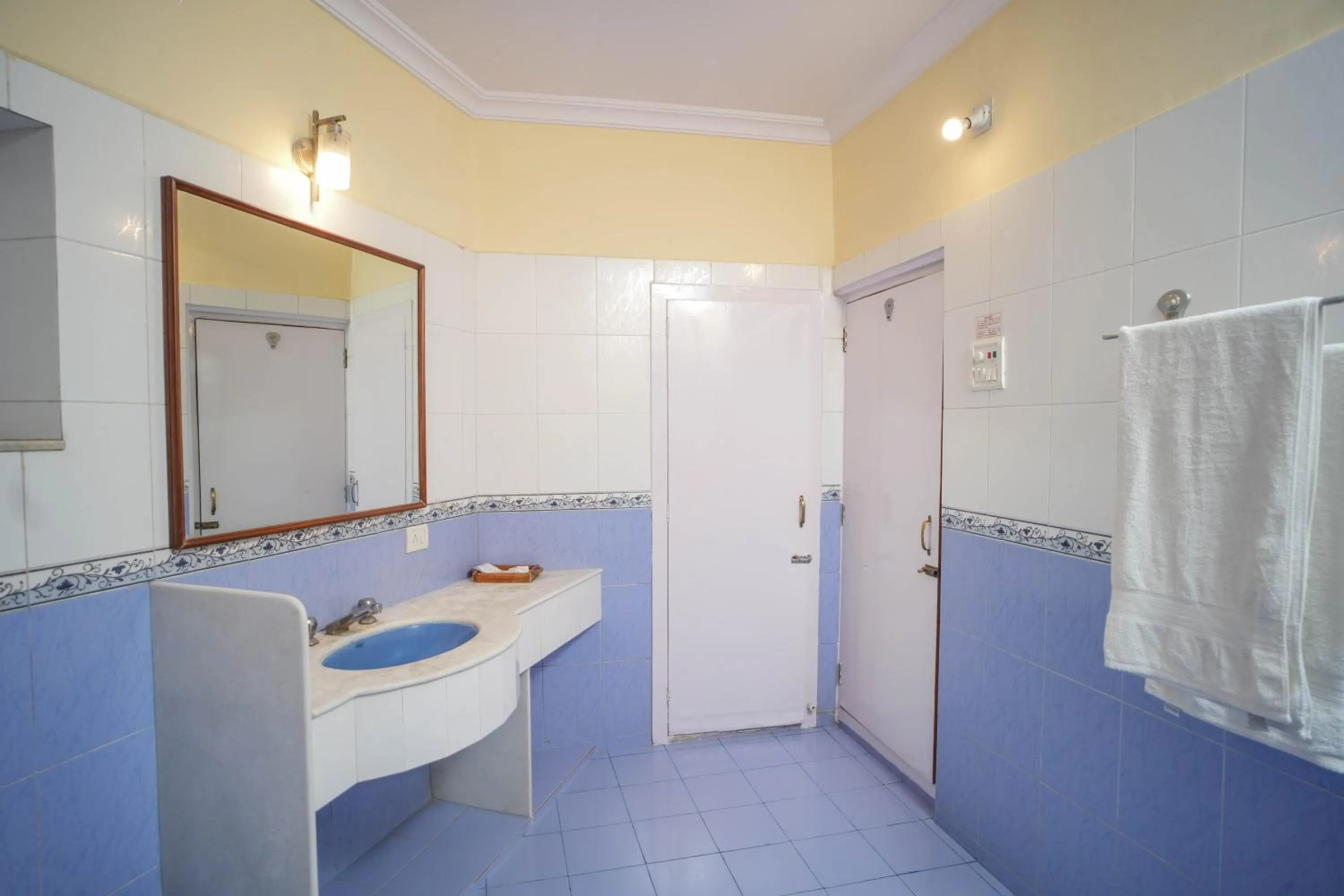 Shower in Nilambag Palace Hotel