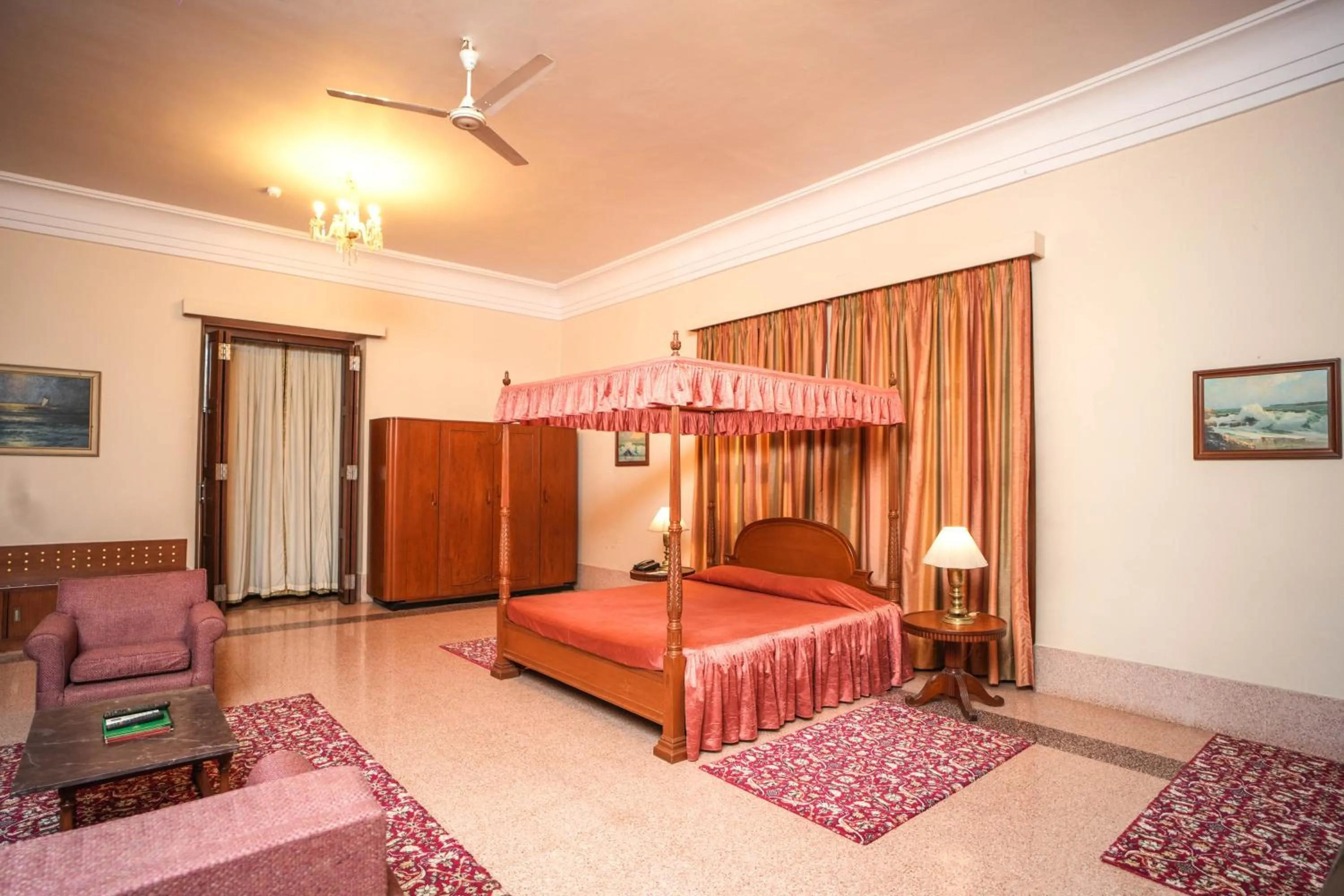 Bed in Nilambag Palace Hotel