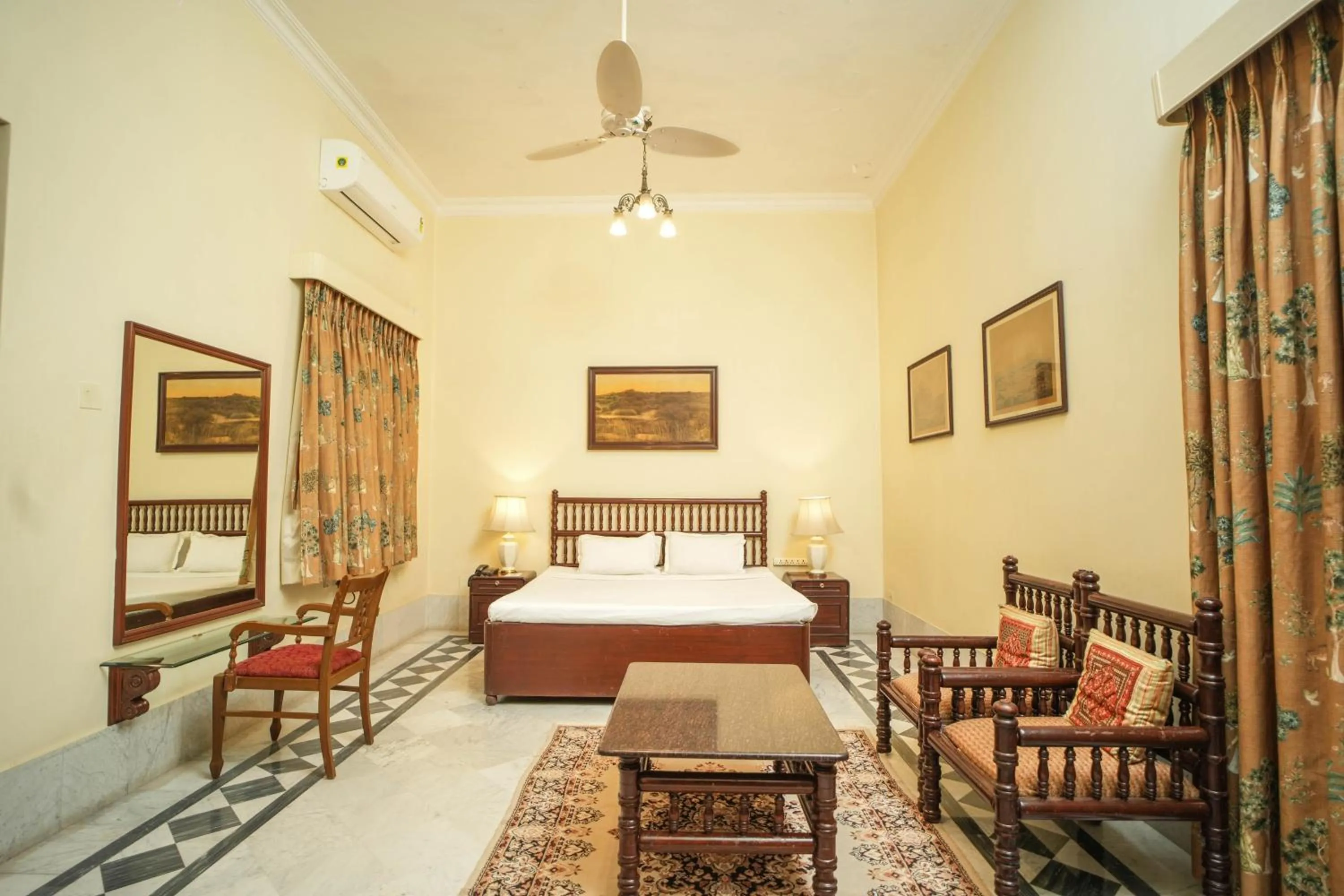 Bed in Nilambag Palace Hotel