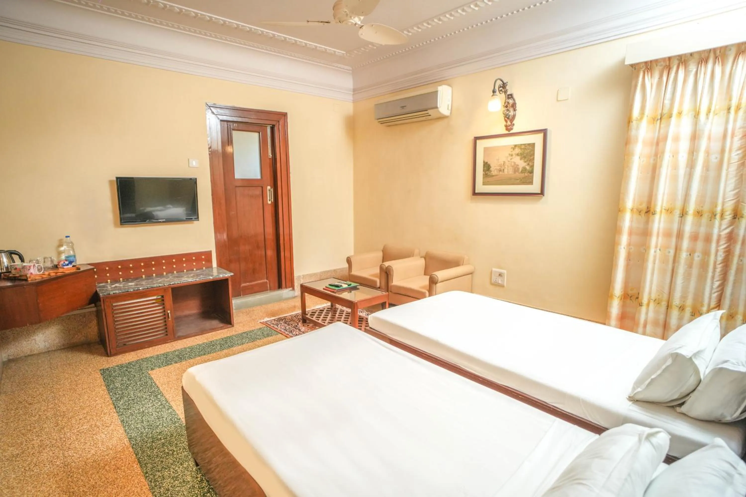 Bed in Nilambag Palace Hotel