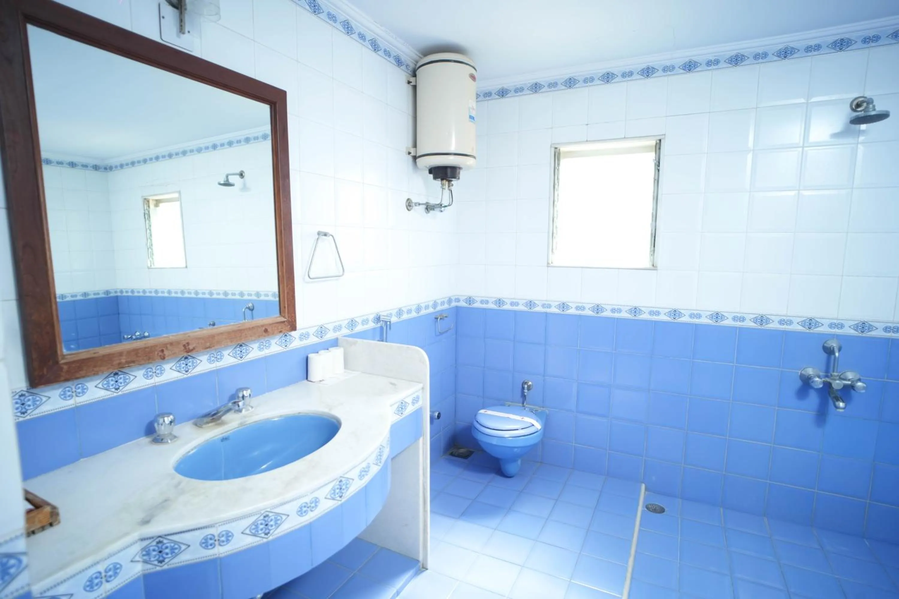 Shower in Nilambag Palace Hotel