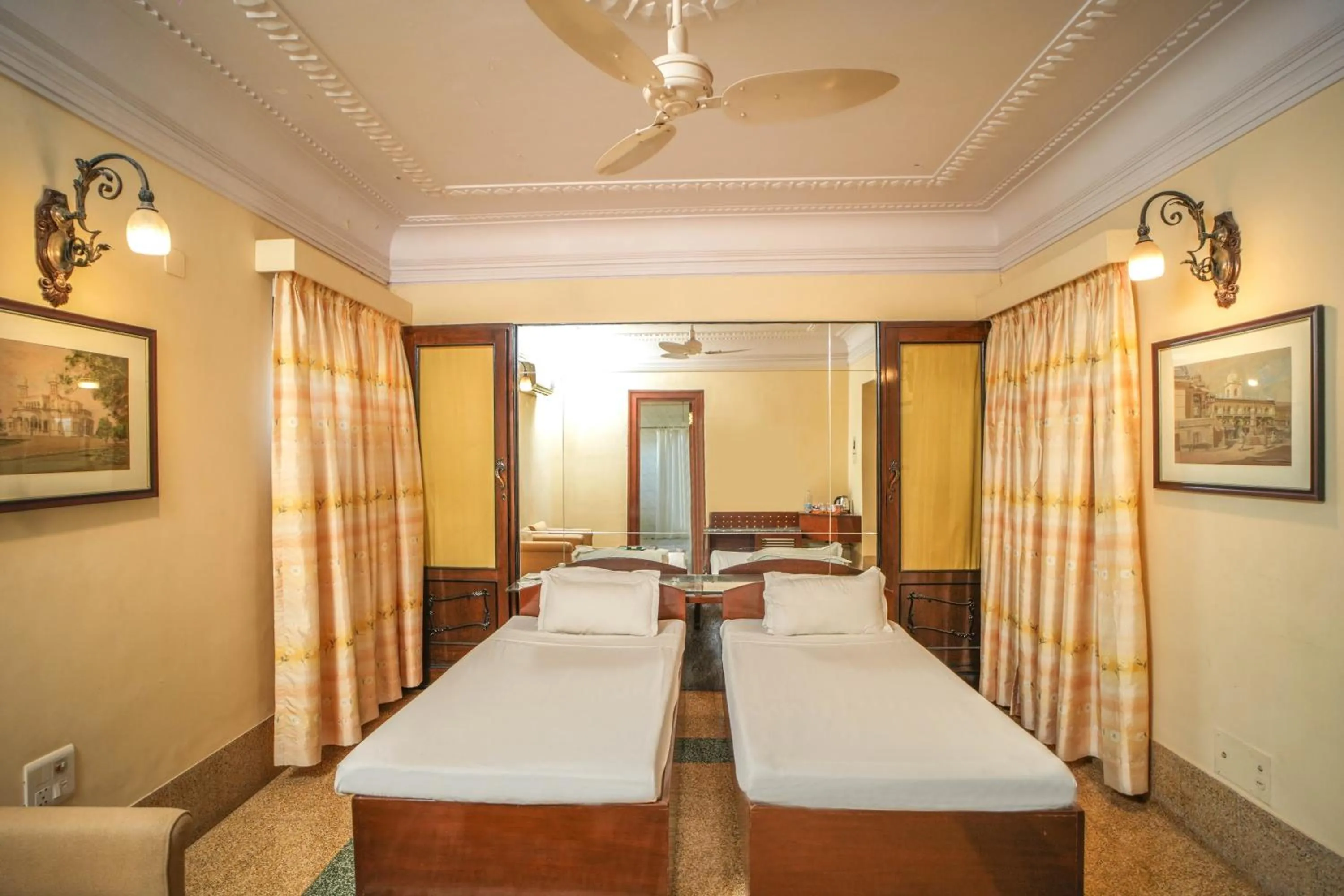 Bed in Nilambag Palace Hotel