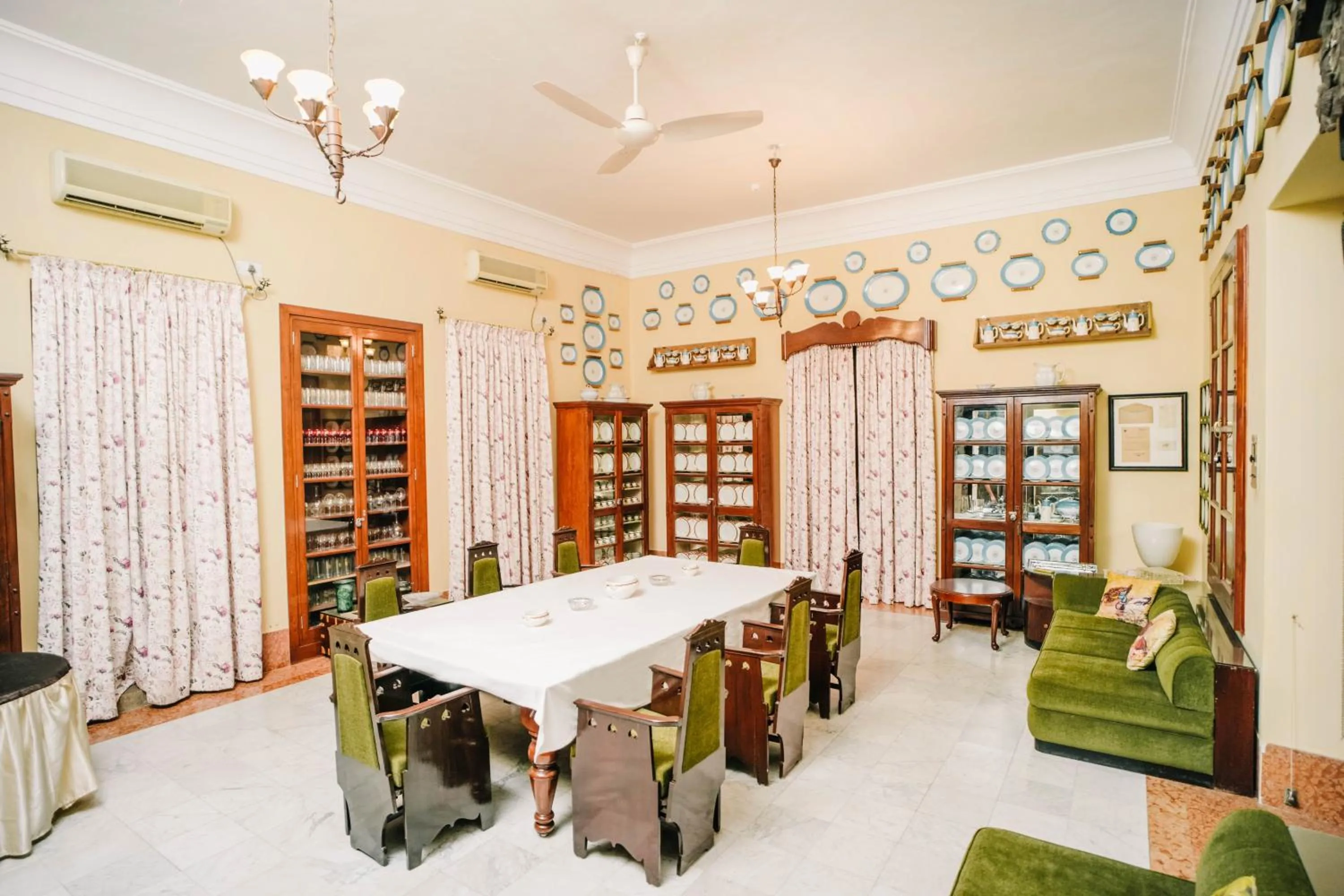 Restaurant/places to eat in Nilambag Palace Hotel