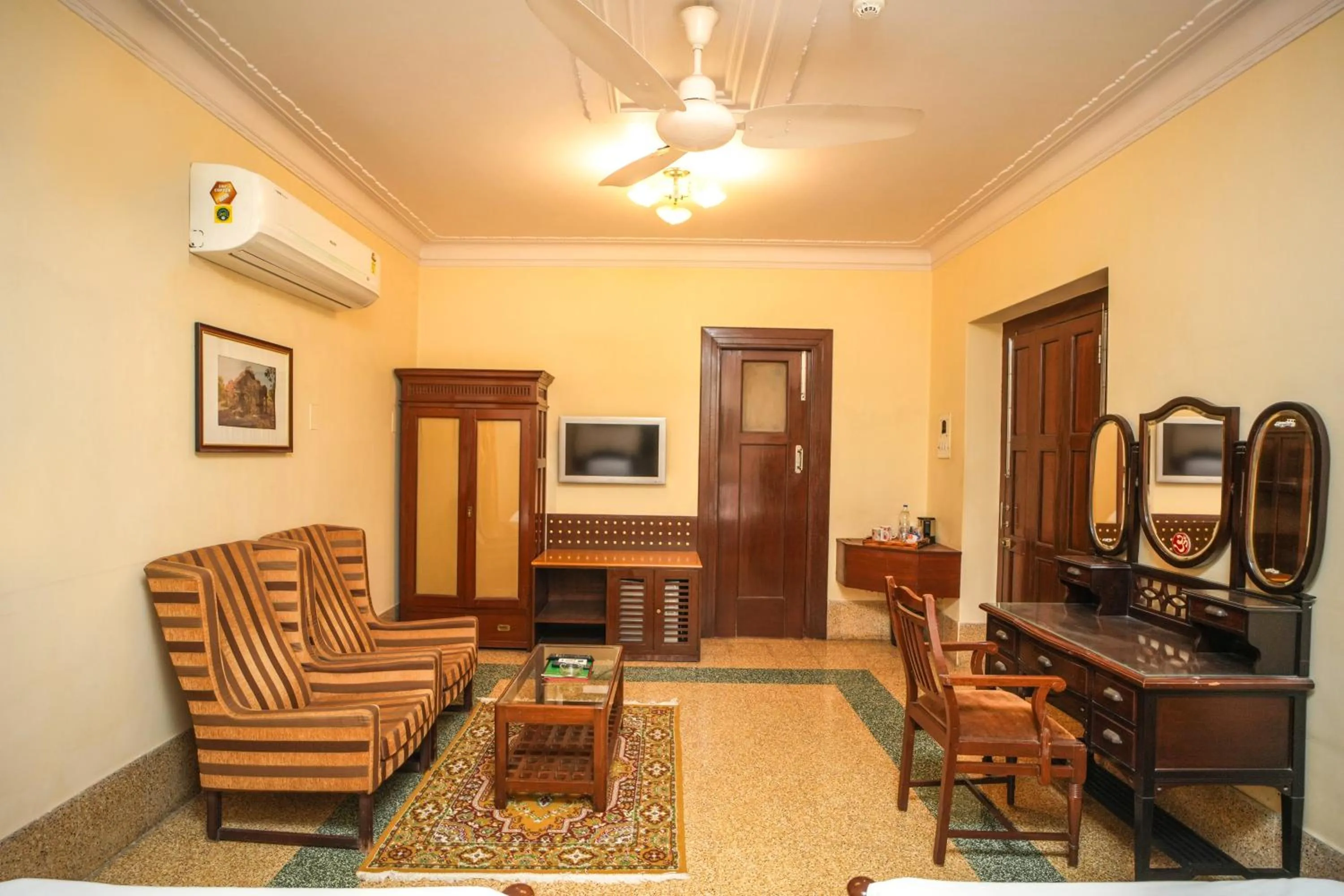 TV and multimedia in Nilambag Palace Hotel