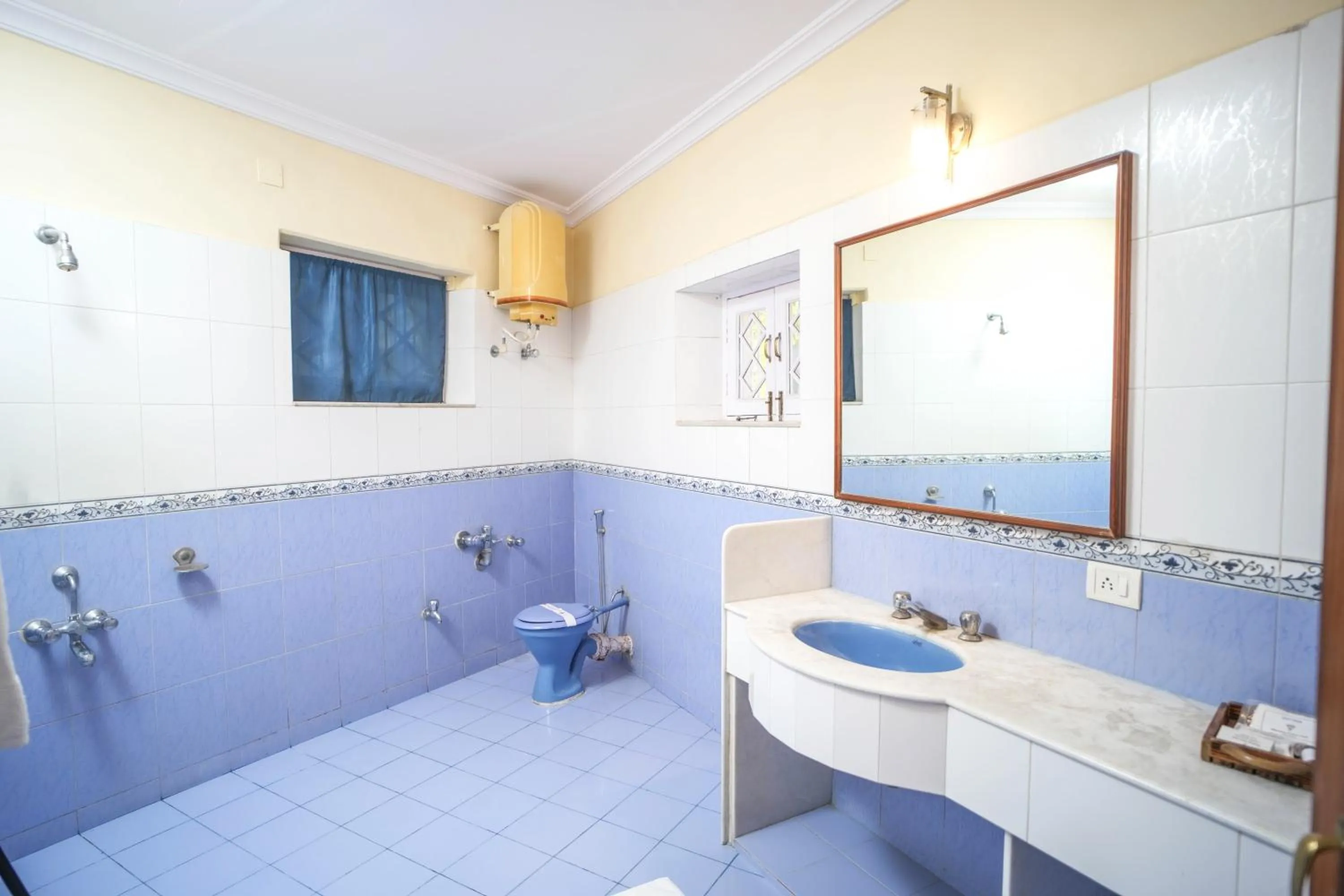 Shower in Nilambag Palace Hotel