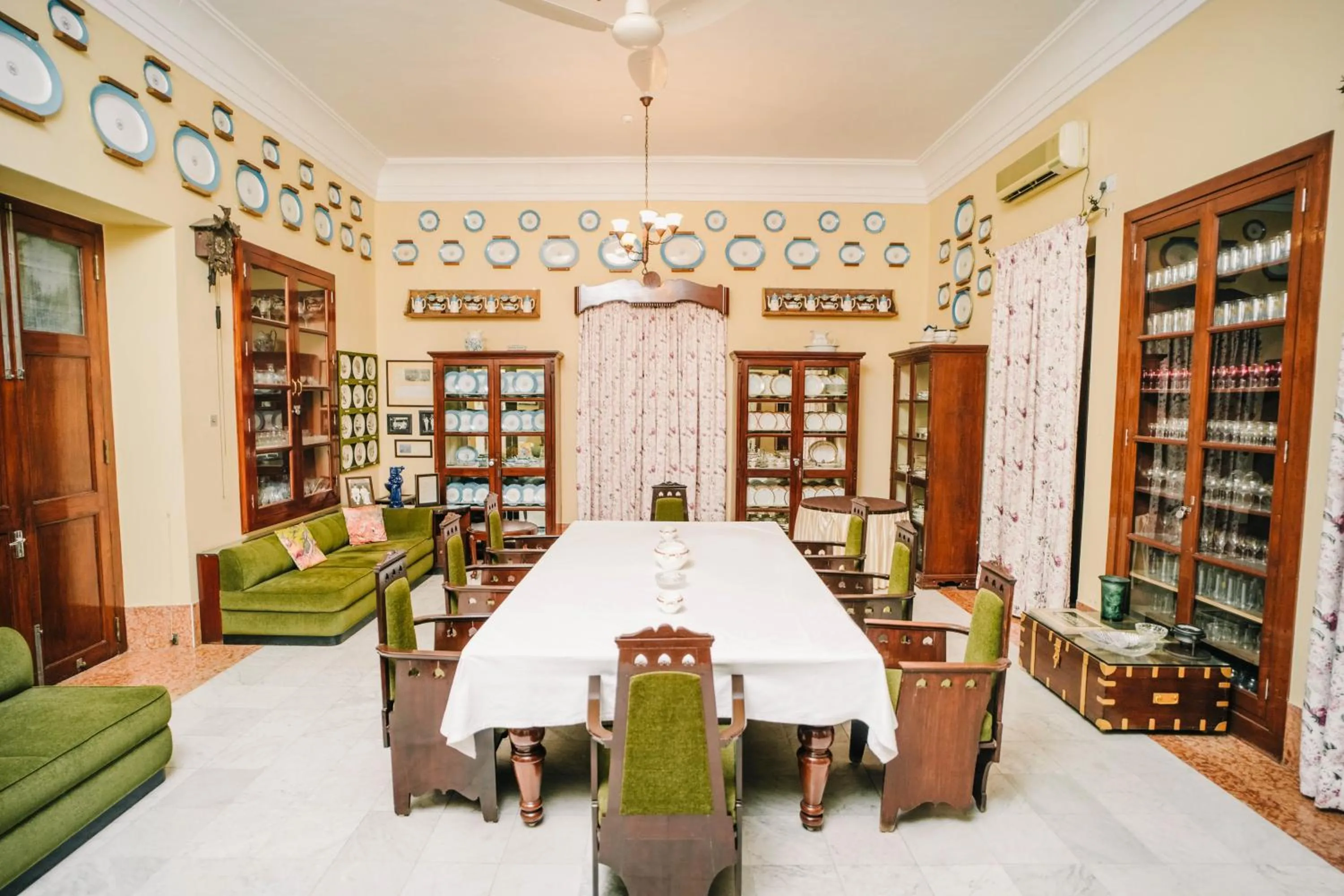 Restaurant/places to eat in Nilambag Palace Hotel