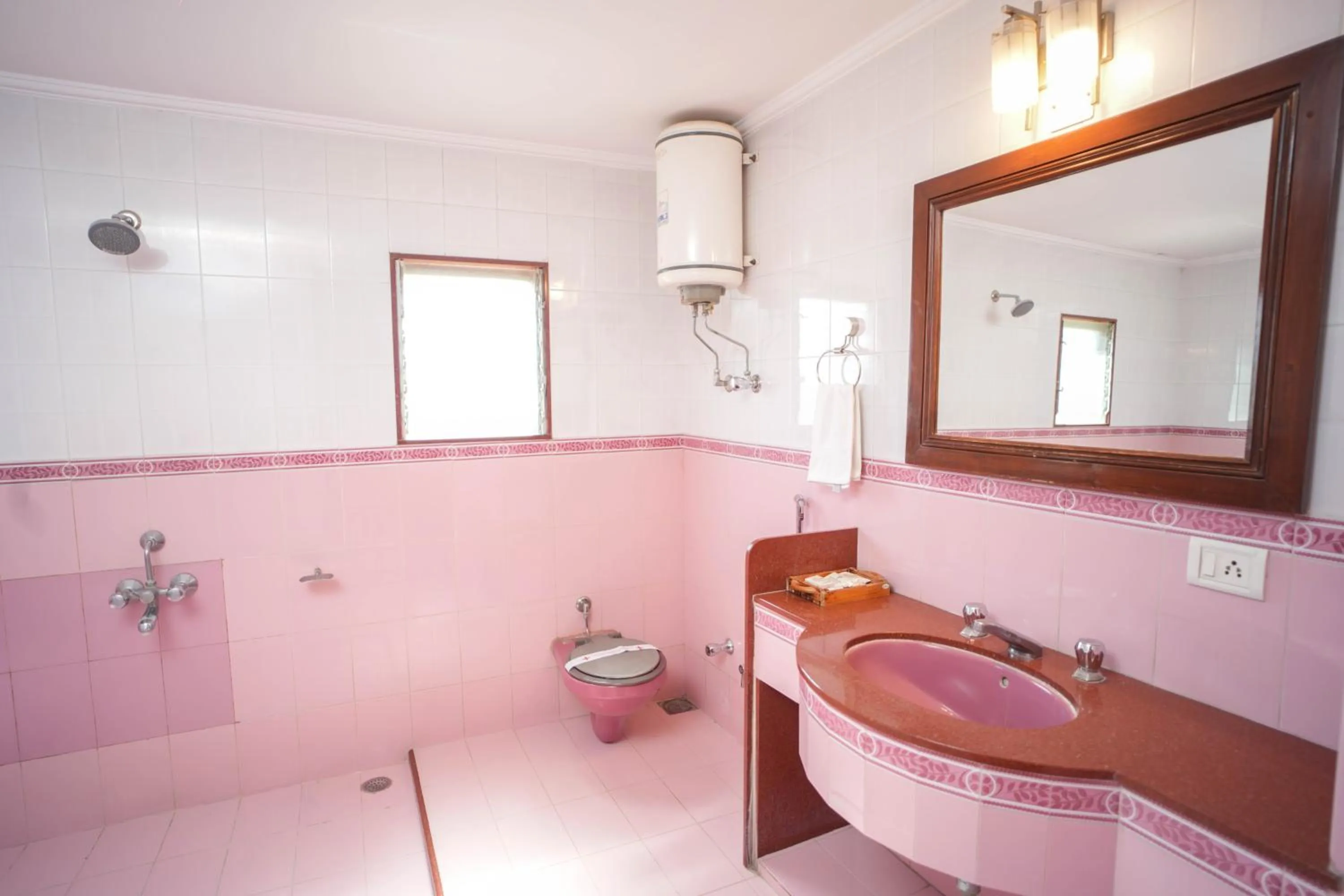 Shower in Nilambag Palace Hotel