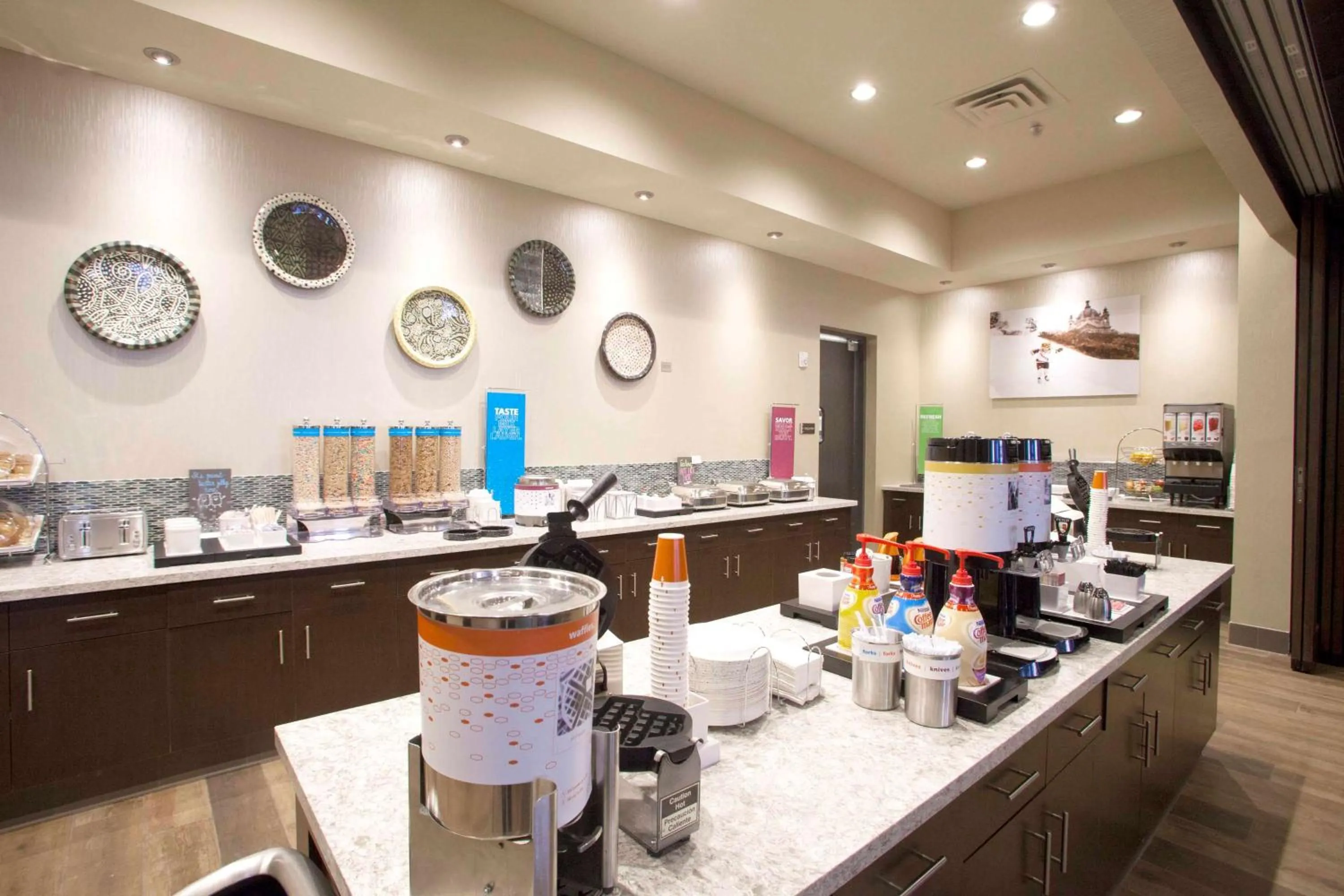 Breakfast in Hampton Inn & Suites St. Paul Downtown