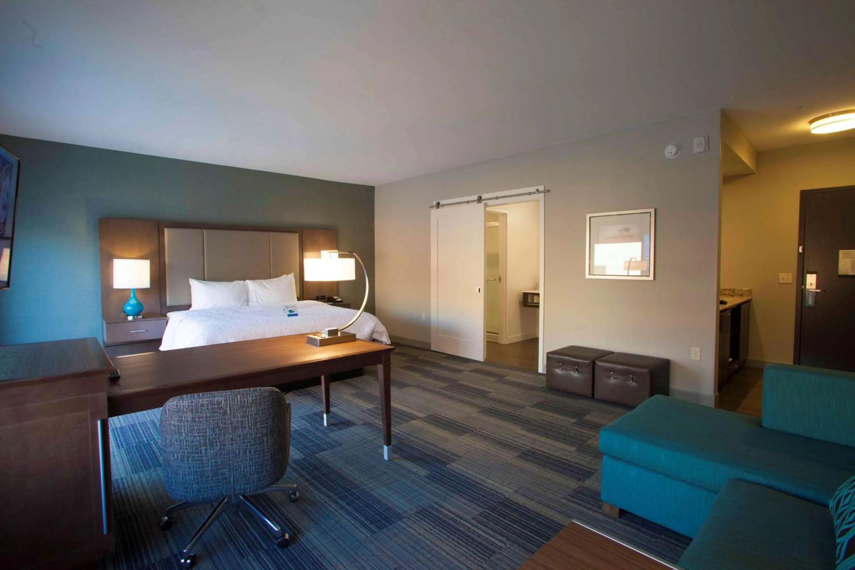 Living room, Bed in Hampton Inn & Suites St. Paul Downtown