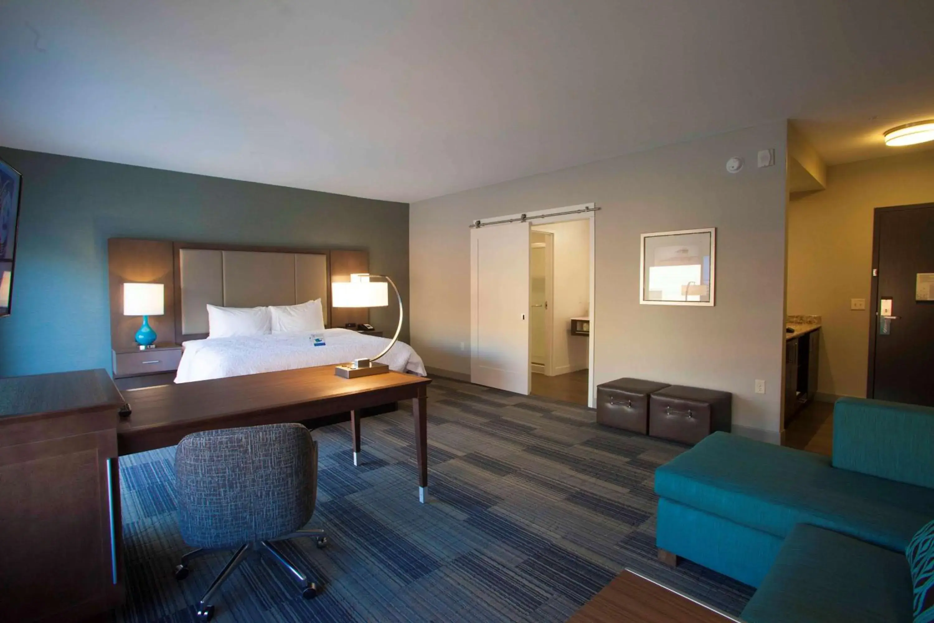 Living room, Bed in Hampton Inn & Suites St. Paul Downtown Living room, Bed in Hampton Inn & Suites St. Paul Downtown