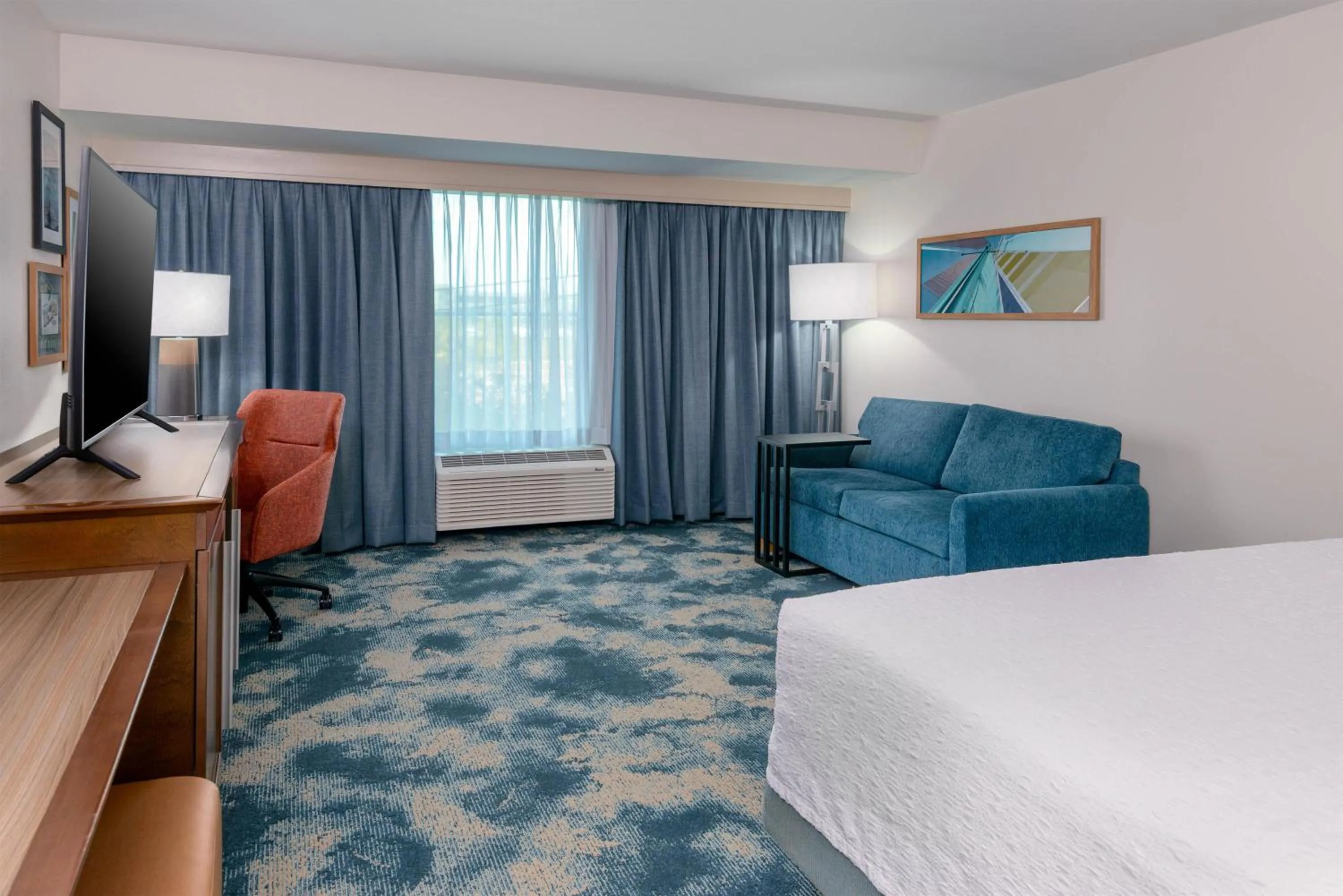 Living room, Bed in Hampton Inn & Suites Tampa Airport Avion Park Westshore