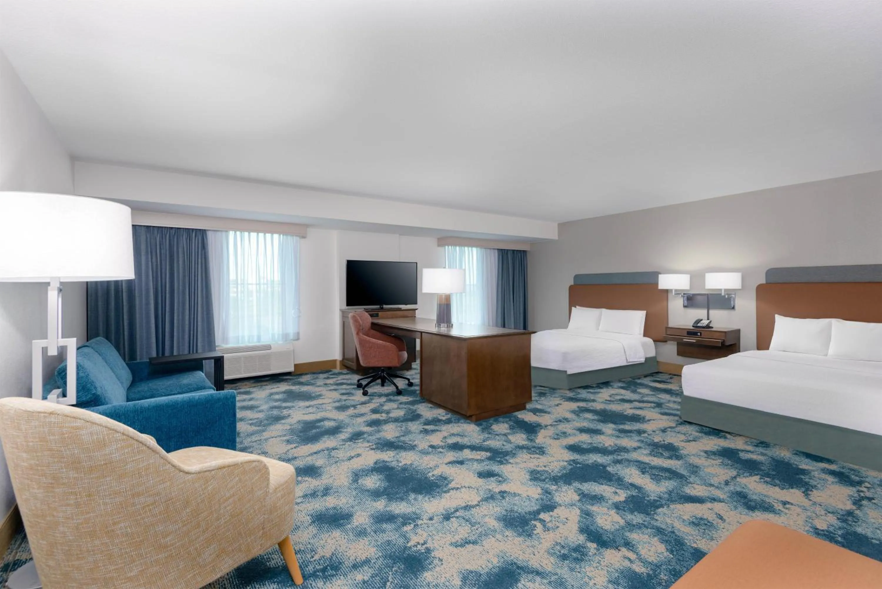 Living room, Bed in Hampton Inn & Suites Tampa Airport Avion Park Westshore