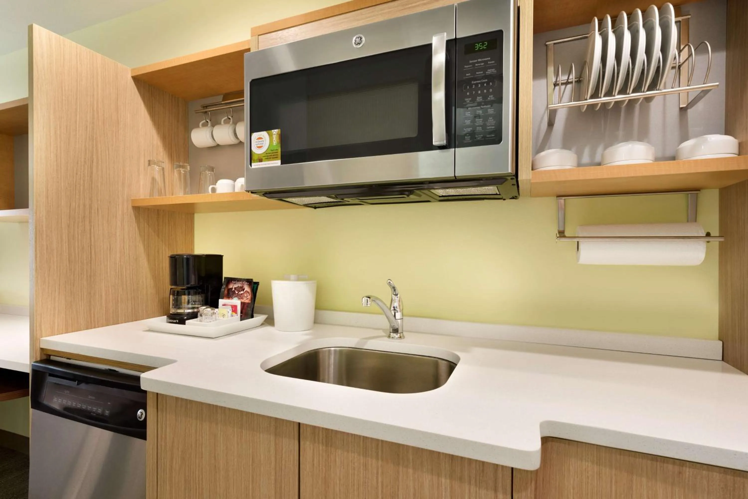 Kitchen or kitchenette in Home2 Suites By Hilton Baton Rouge