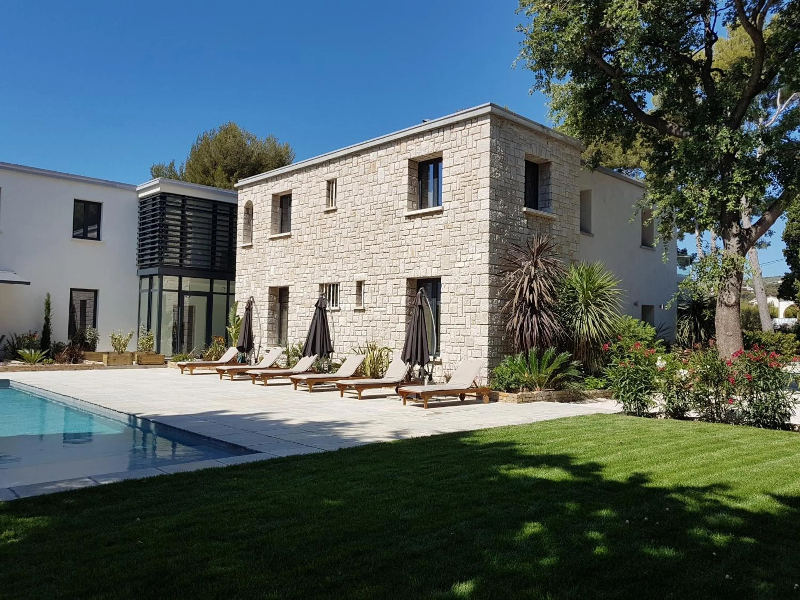 Property building in HPC Suites - Parking Gratuit &amp; Piscine Chauffée en saison