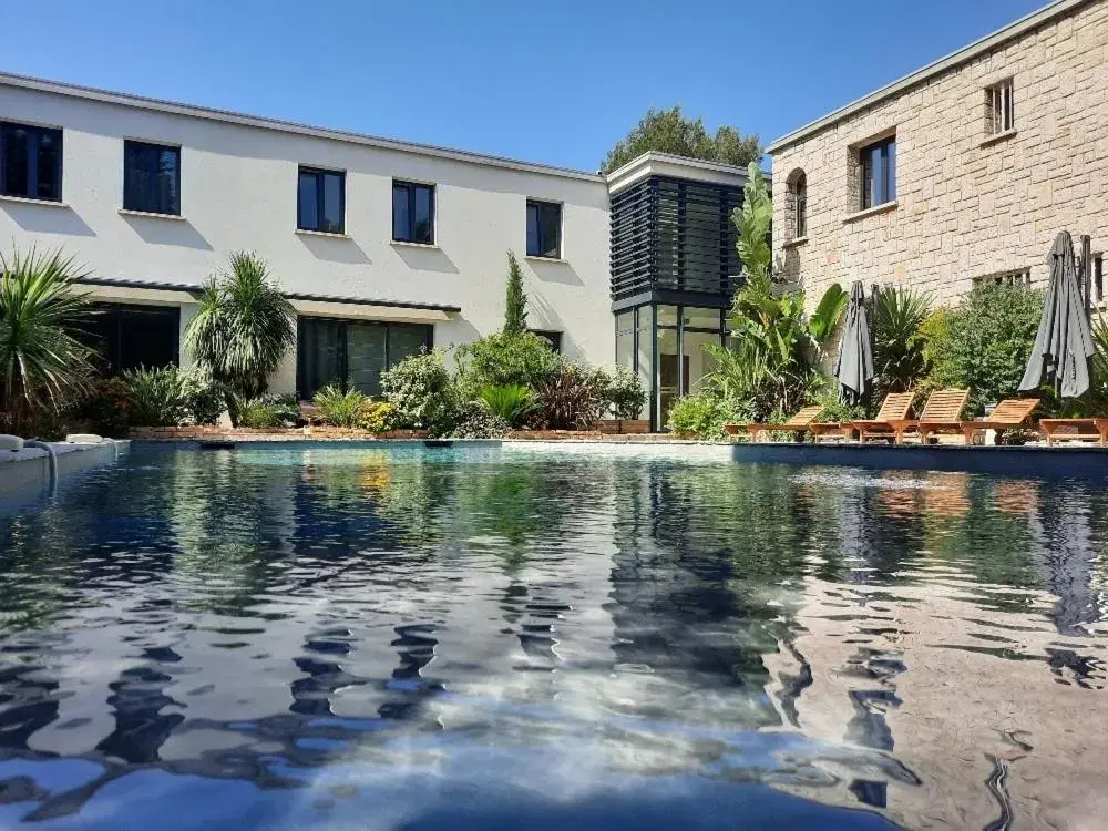 Pool view in HPC Suites - Parking Gratuit & Piscine Chauffée en saison Pool view in HPC Suites - Parking Gratuit & Piscine Chauffée en saison