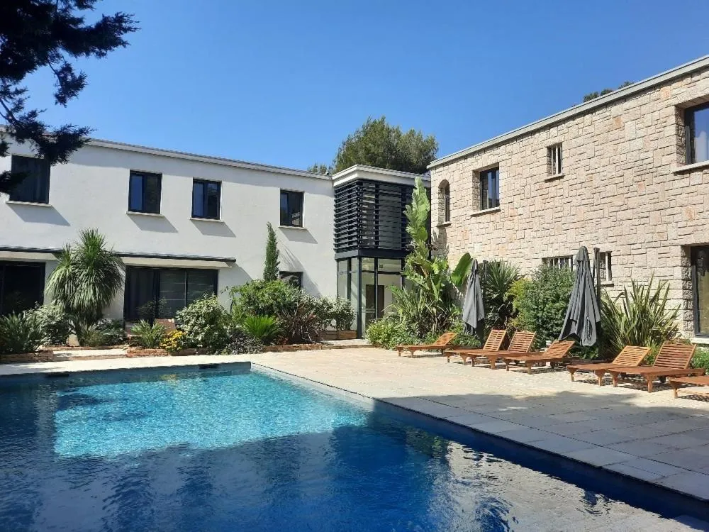 Pool view in HPC Suites - Parking Gratuit &amp; Piscine Chauffée en saison