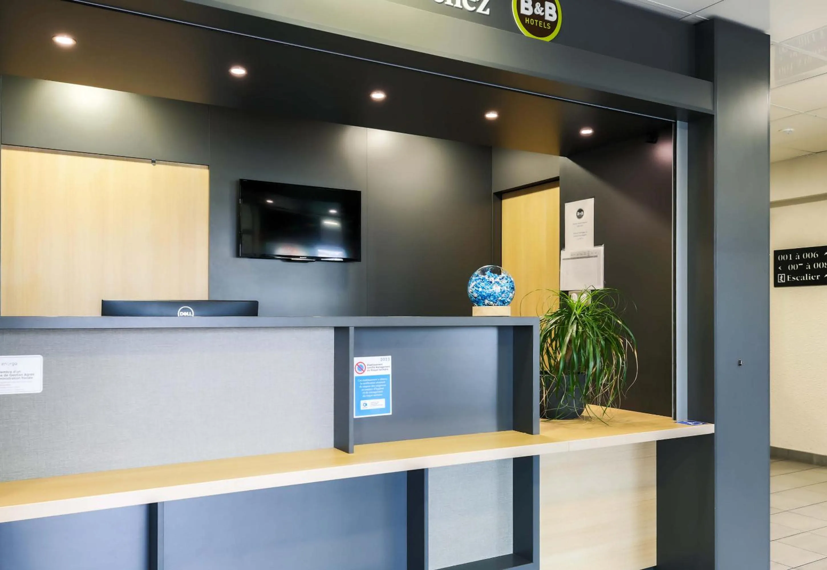 Lobby or reception in B&B HOTEL Verdun