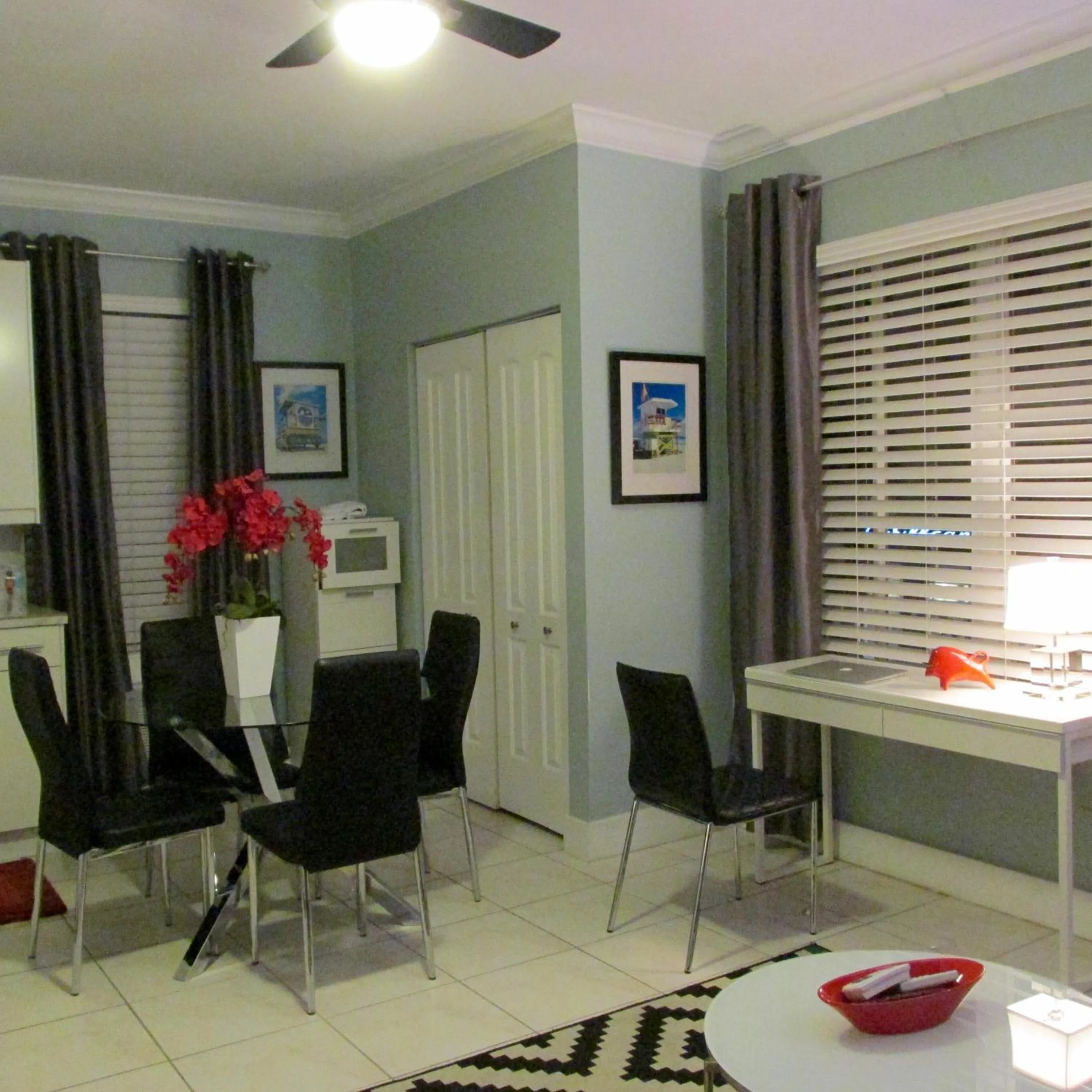 Dining area in Ocean Breeze